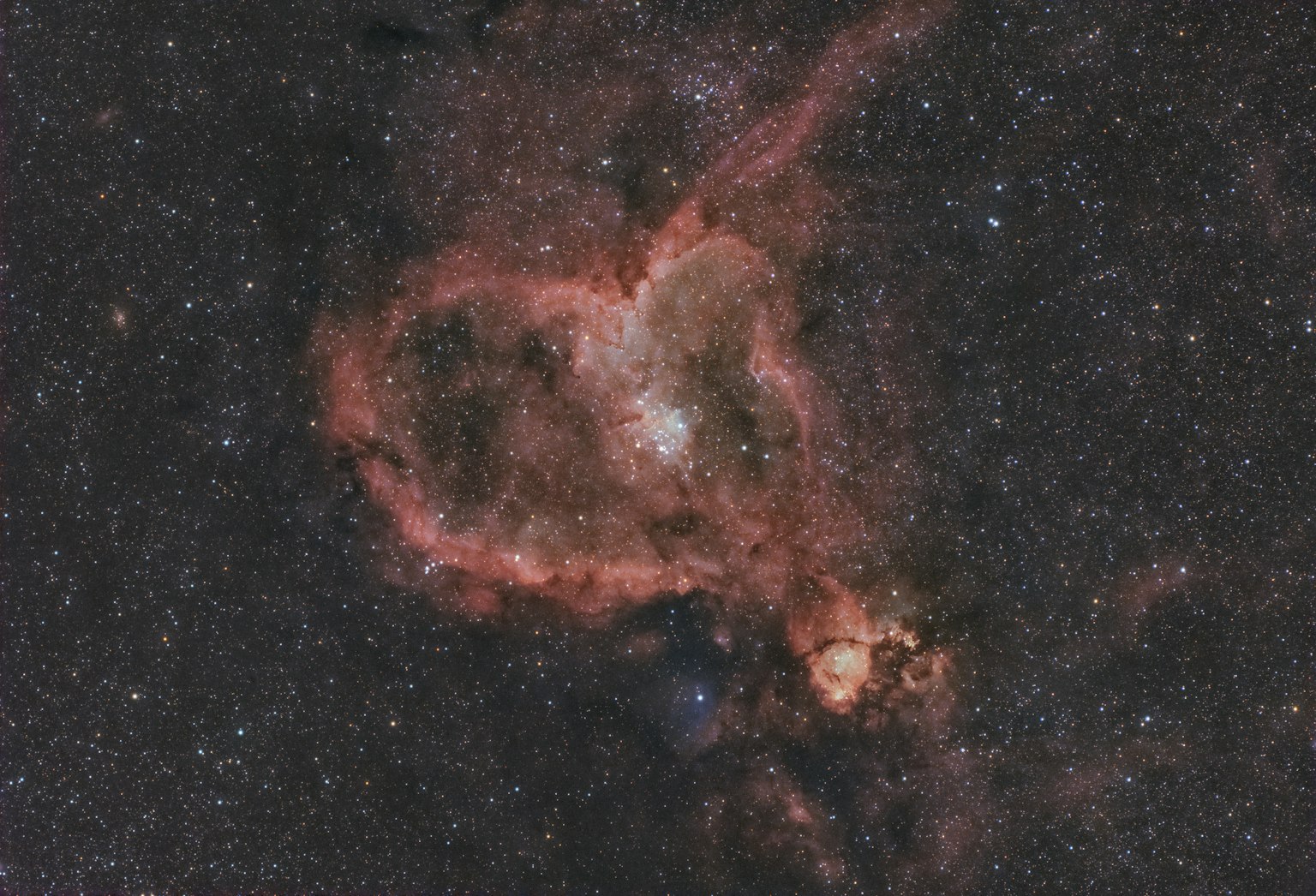 廣袤宇宙中的美麗心形星雲