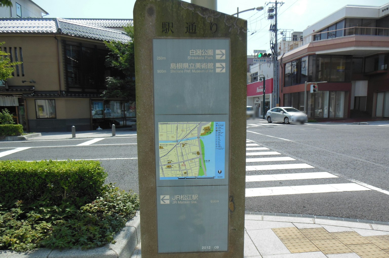 Panneau d'information au coin de la rue affichant une carte