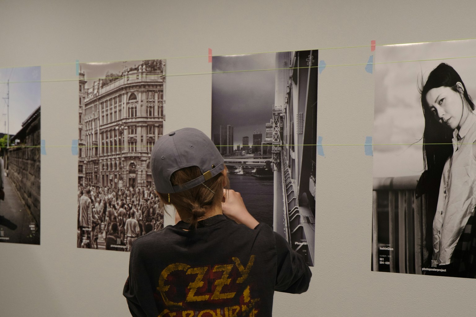 Orang muda melihat foto hitam putih yang dipajang di dinding