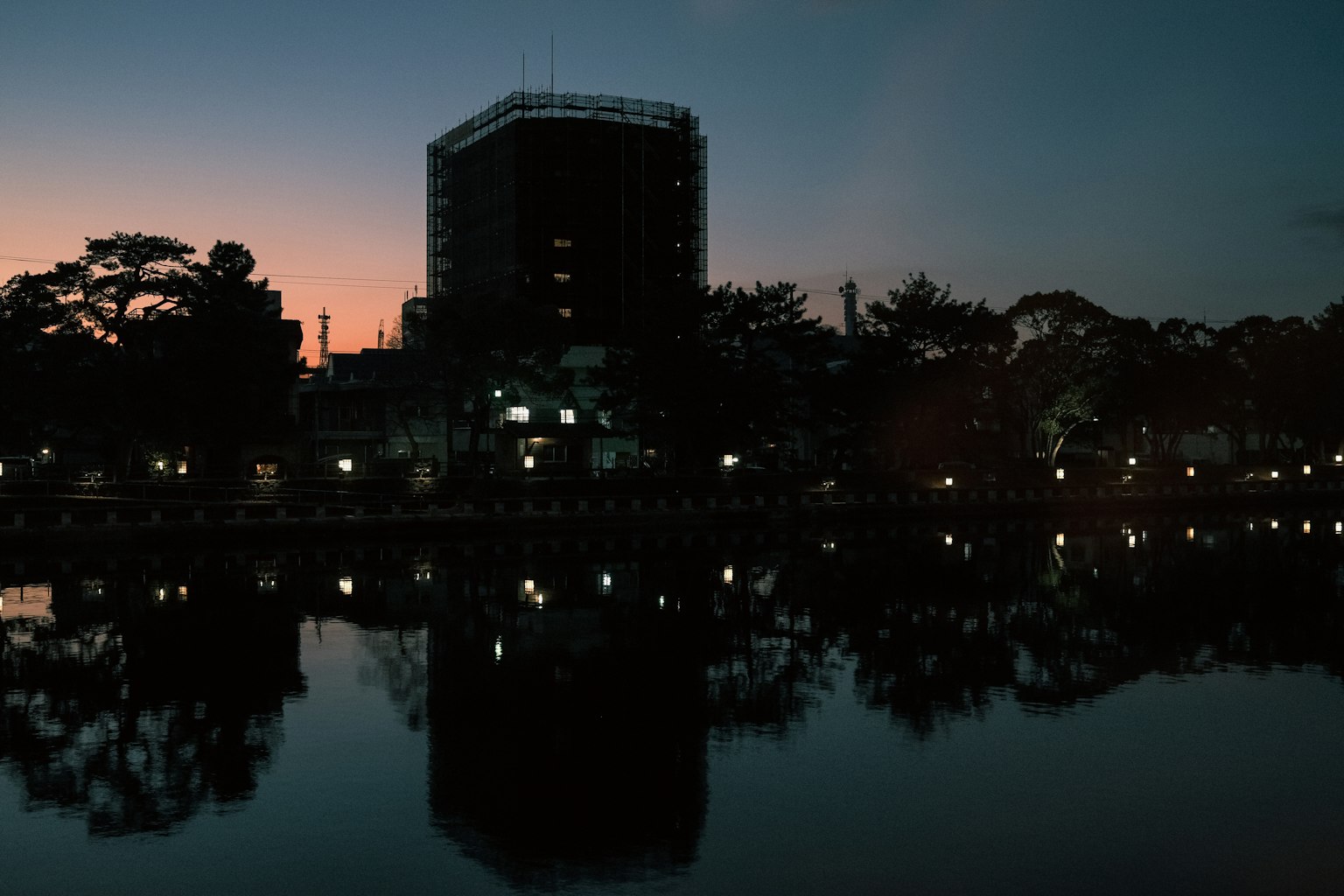 宁静的夜景，建筑物在河中反射，色彩斑斓的日落
