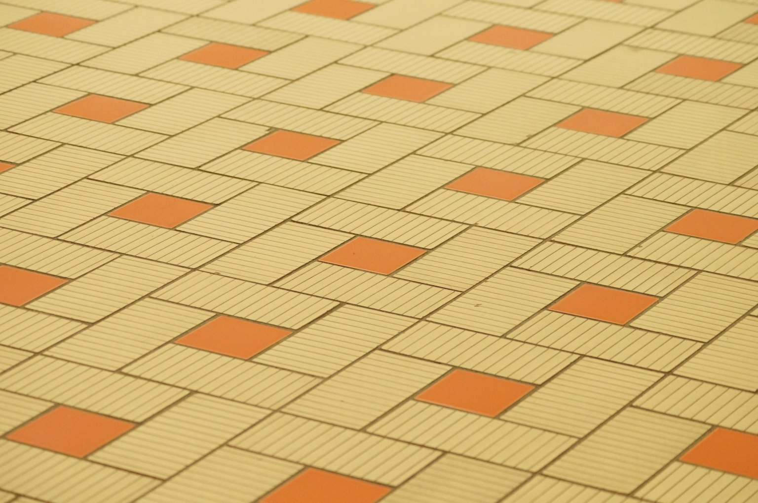 Sol texturé avec des motifs alternés orange et crème