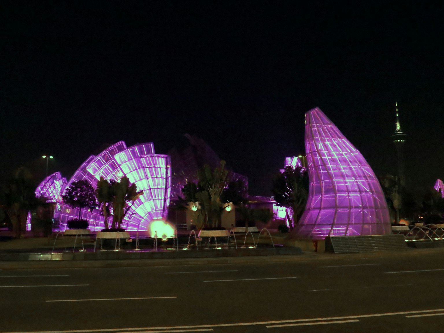 โครงสร้างสถาปัตยกรรมสมัยใหม่ที่มีแสงสีม่วงในเวลากลางคืน