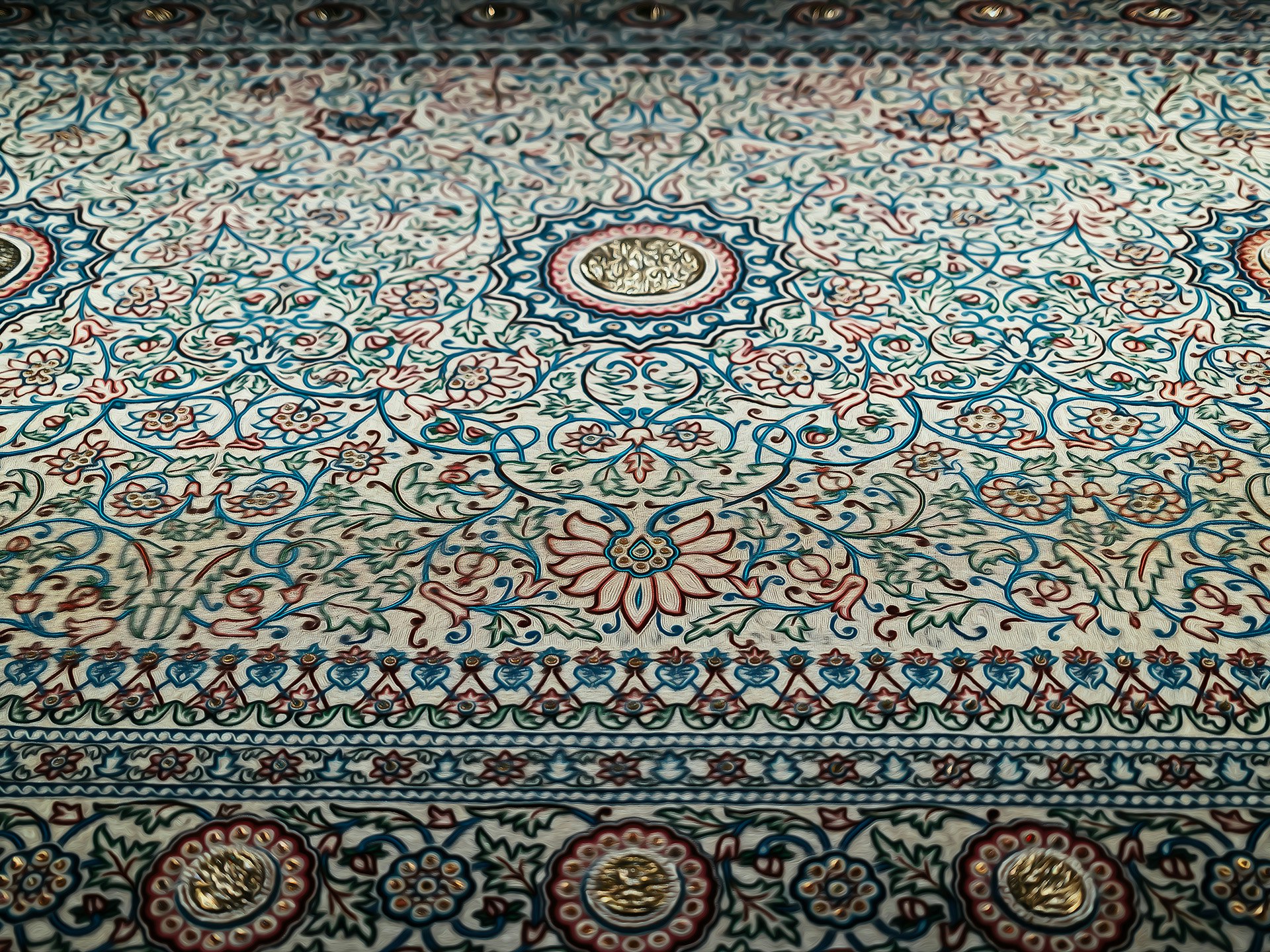 pola ubin geometris dekoratif di lantai
