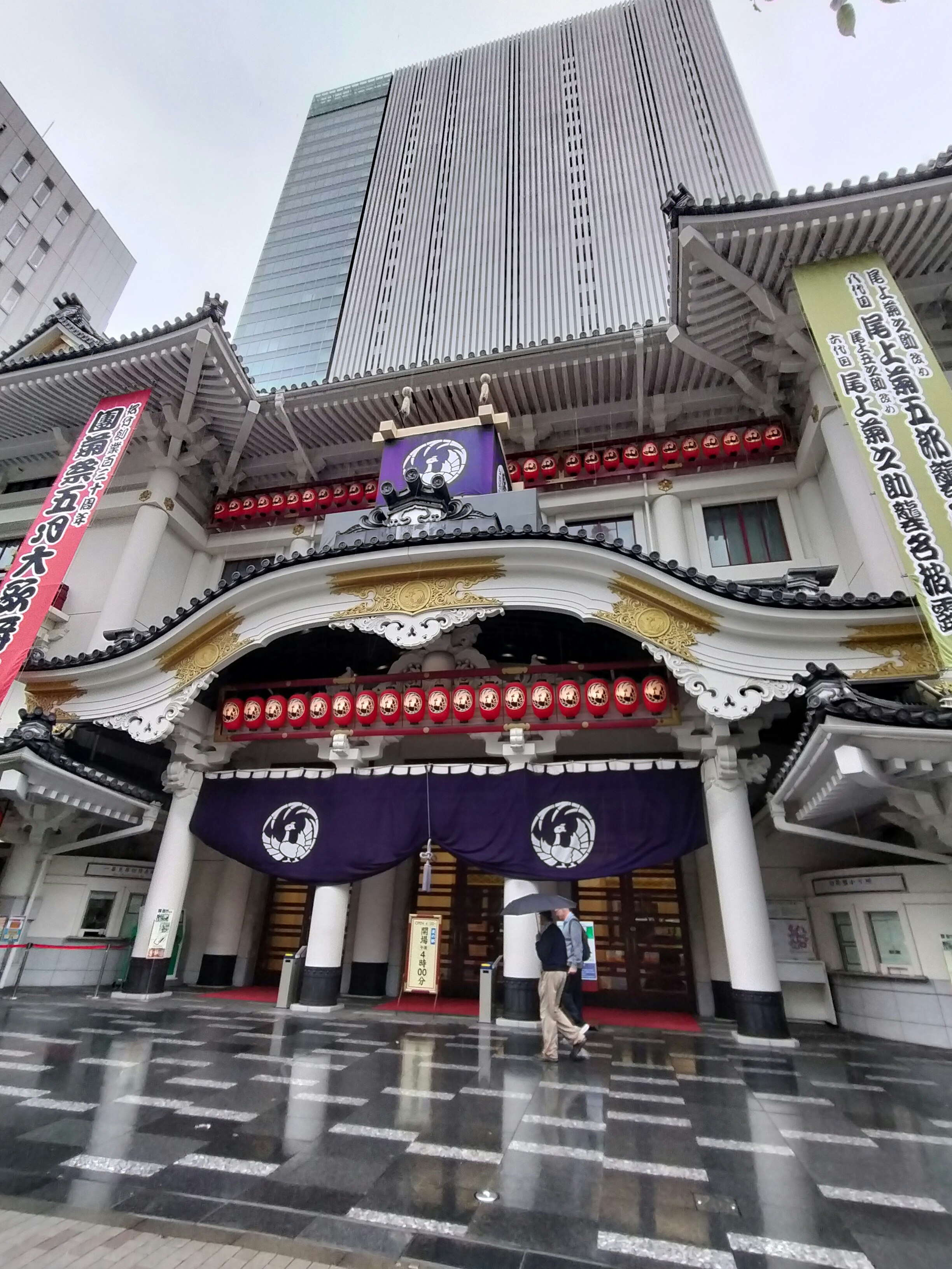 神社大门与悬挂灯笼的入口