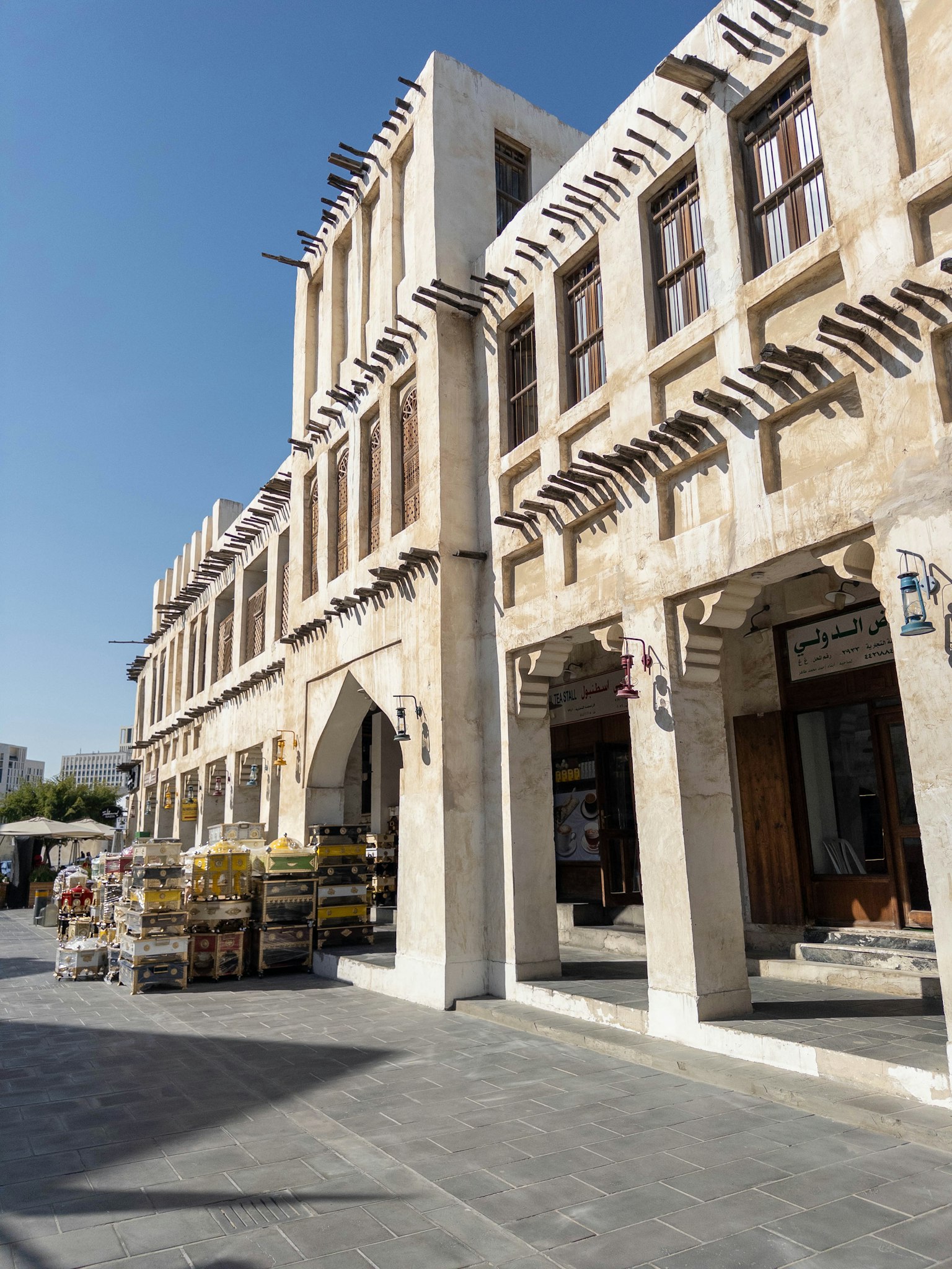 Arabisches Gebäude mit Marktständen