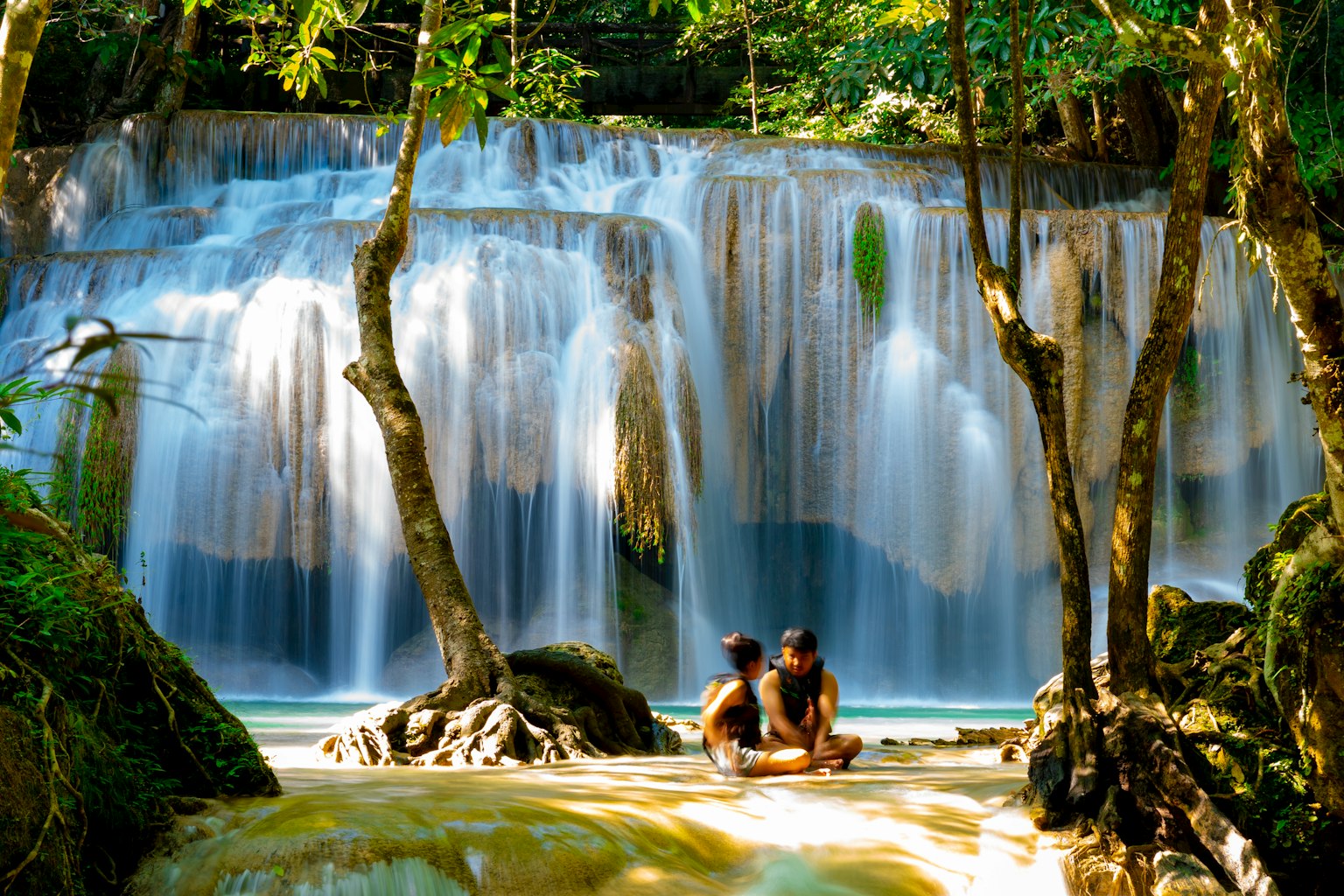 Fondo gris oscuro con un diseño simple