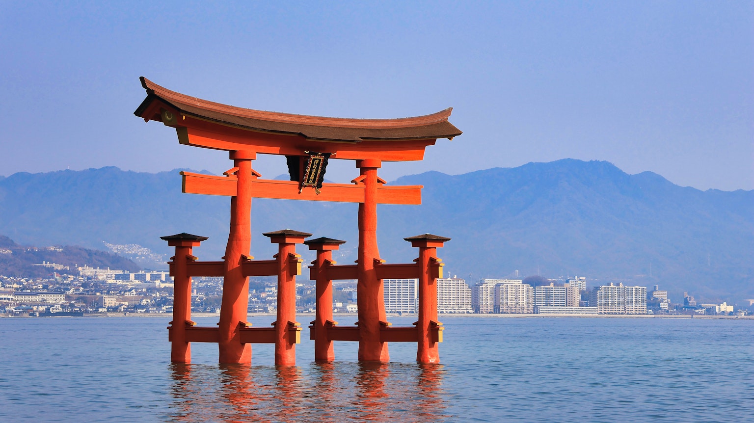 Torii del santuario de Itsukushima de pie en el mar