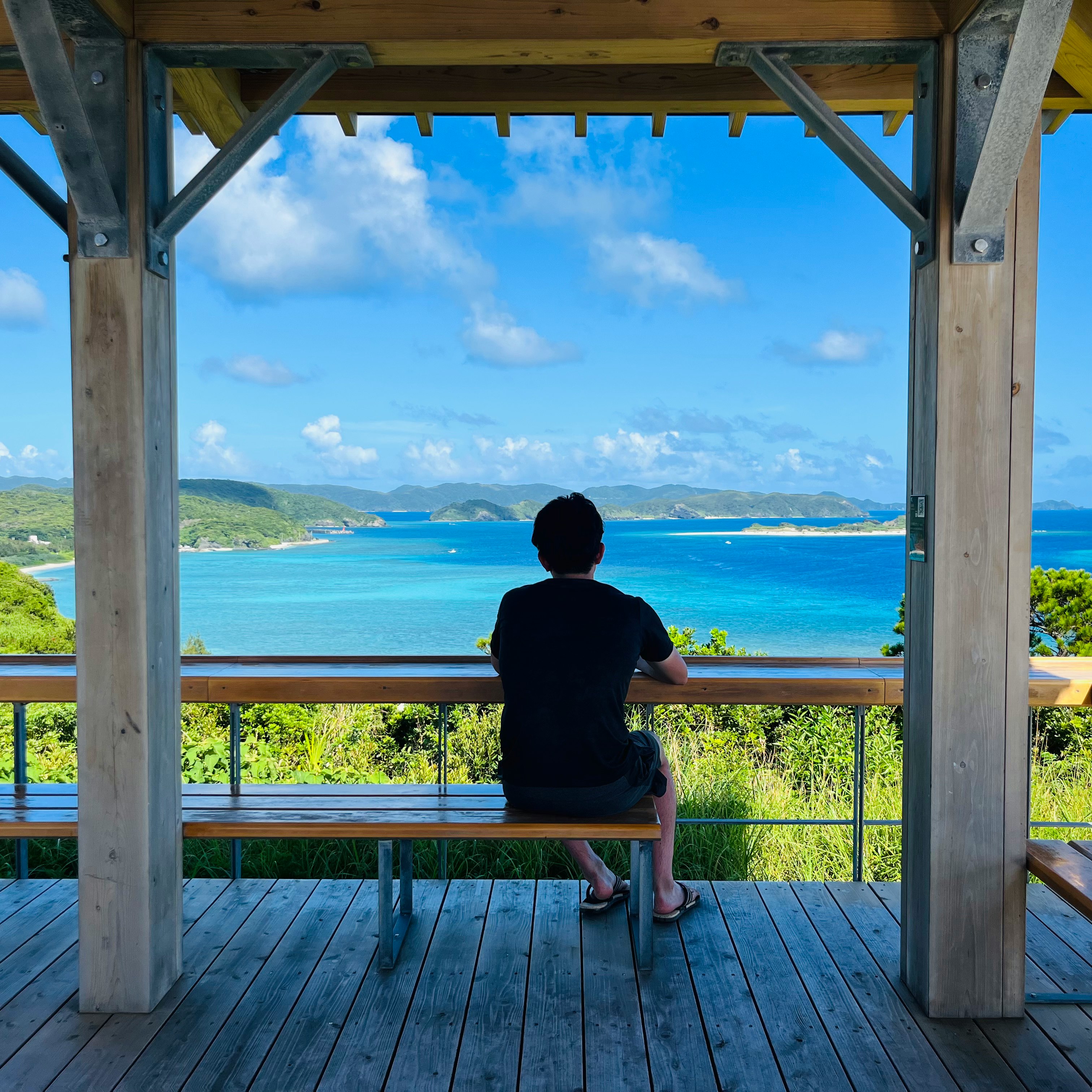 面向大海的陽台上背影人物眺望海景