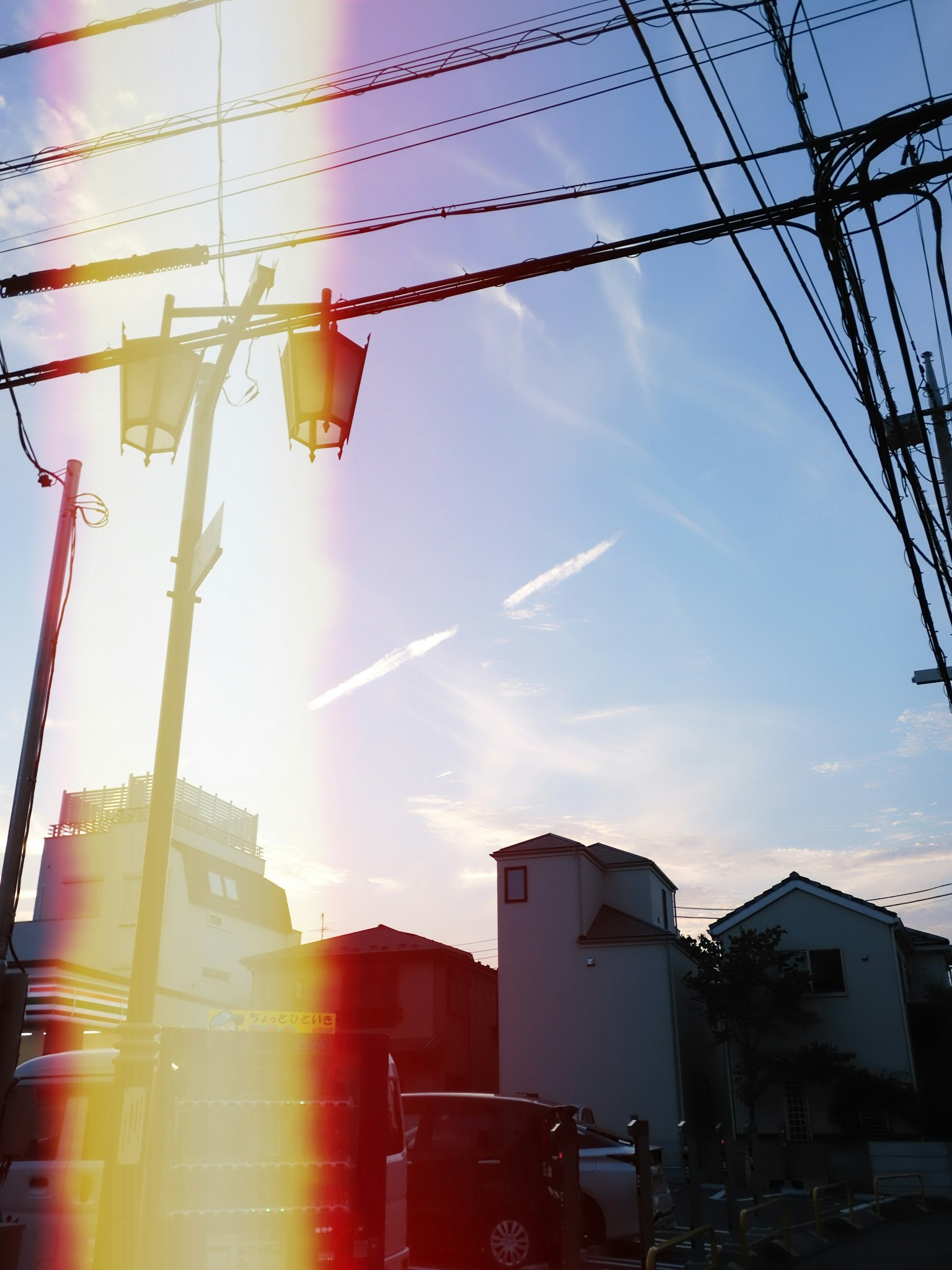 Paysage urbain avec un ciel au coucher du soleil et des poteaux électriques