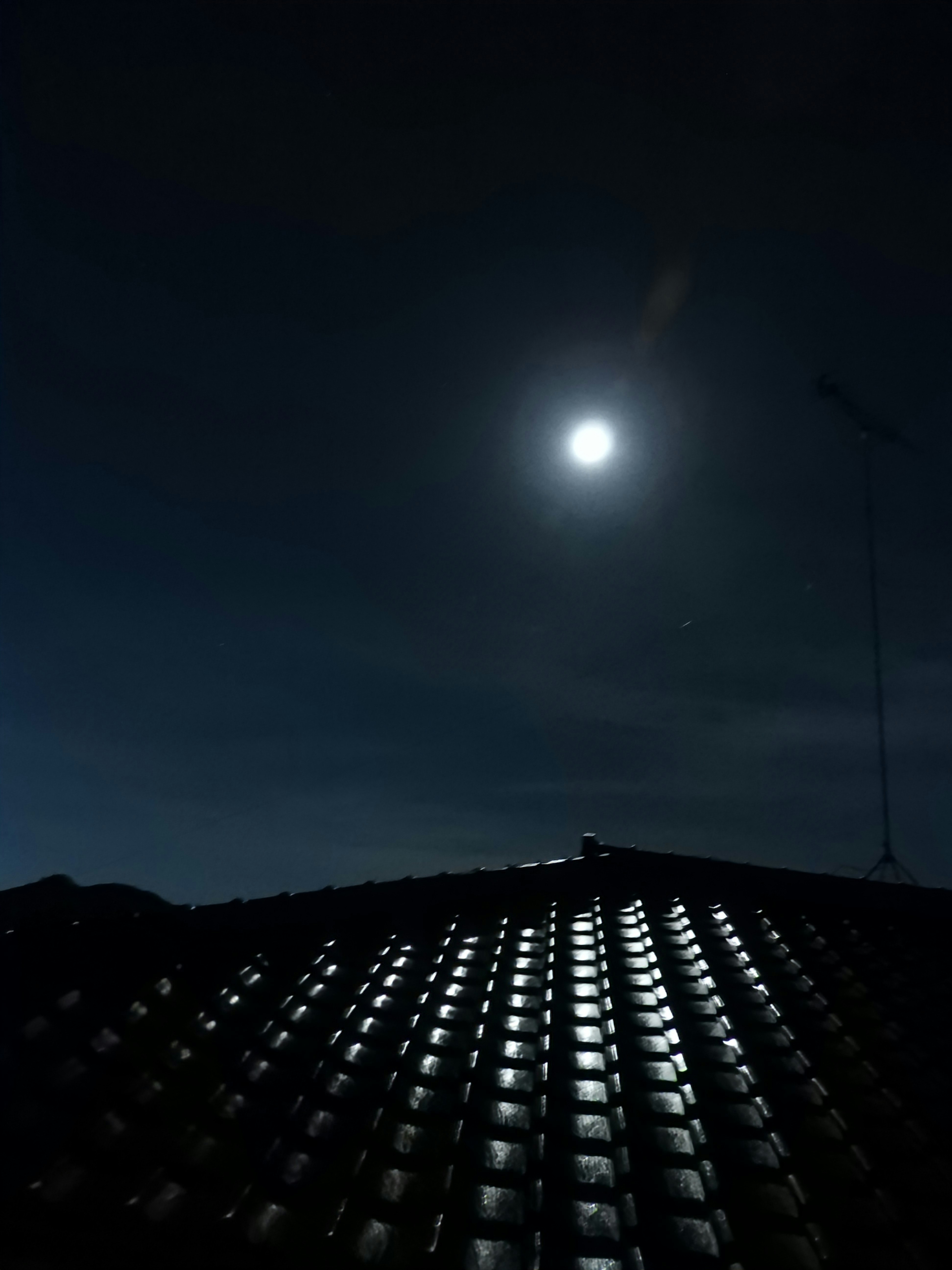 月明かりの下の屋根と空の夜景