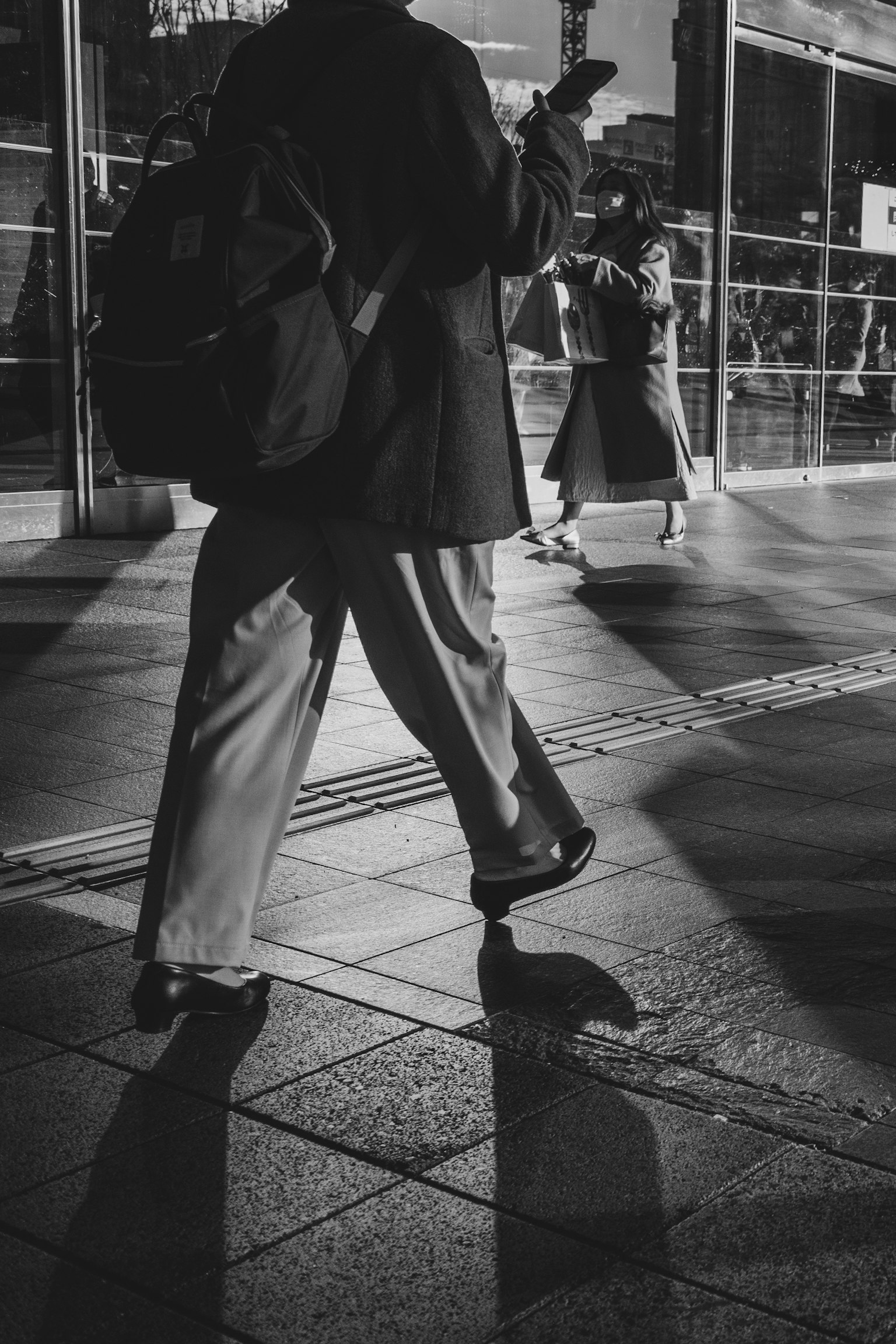 Silhouette d'une personne marchant dans une photo en noir et blanc