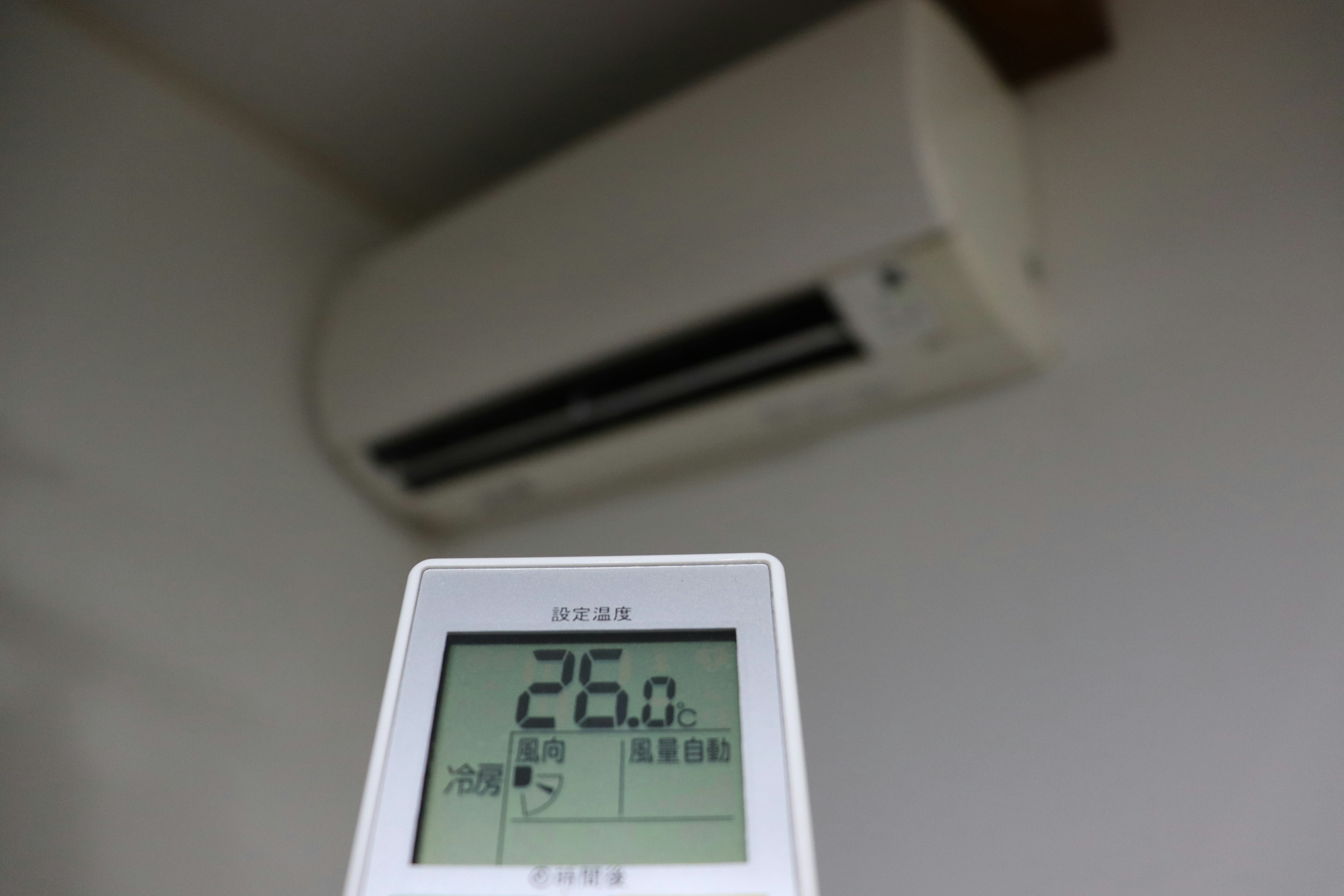 室內冷氣與顯示溫度的遙控器螢幕