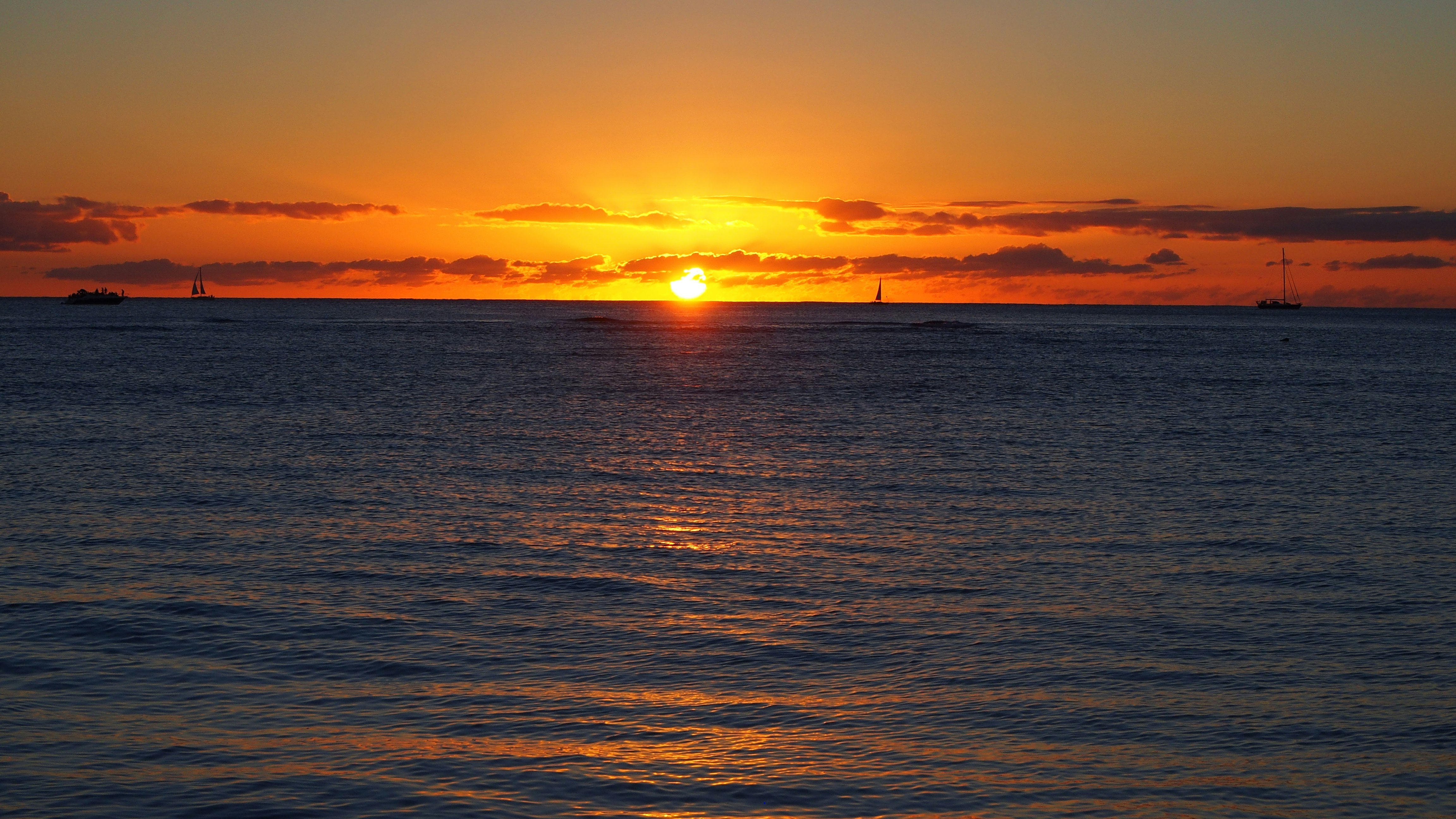 coucher de soleil sur l’océan à l’horizon avec des vagues
