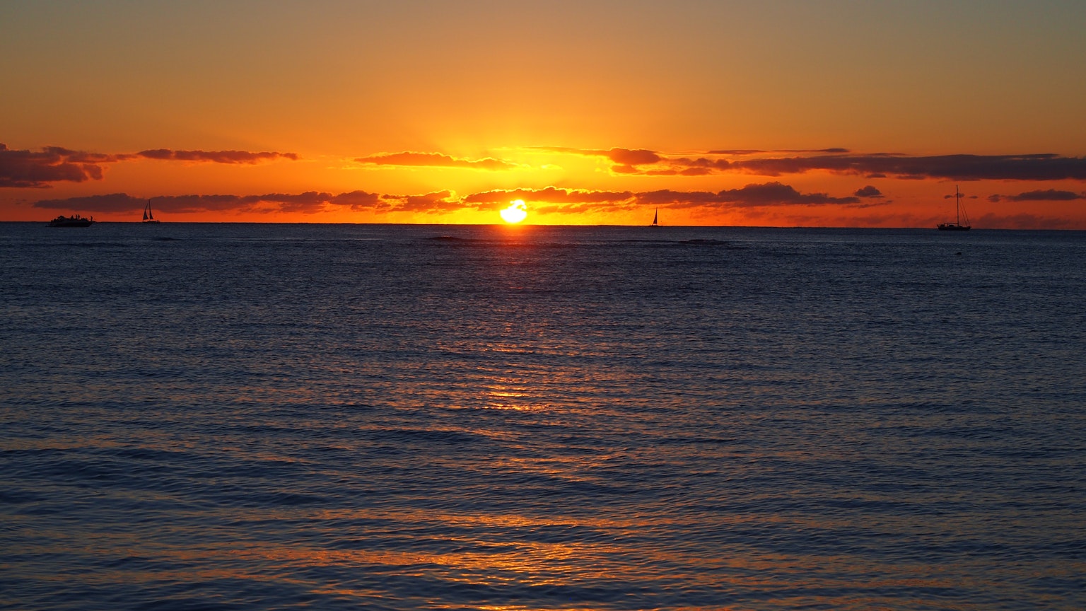 Bellissimo tramonto che si riflette sulla superficie dell'oceano
