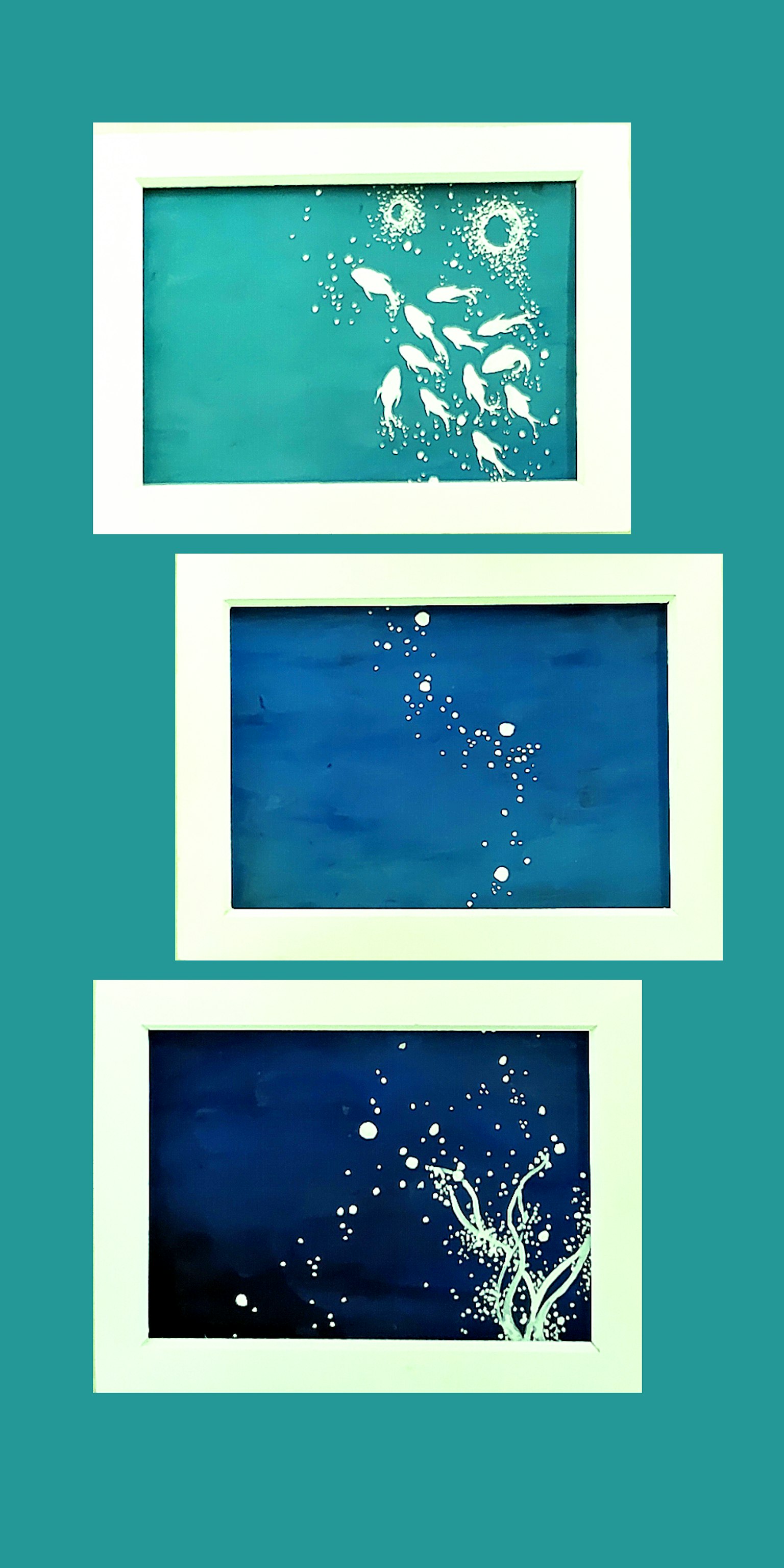 艺术作品，蓝色背景上有白色泡沫和水花