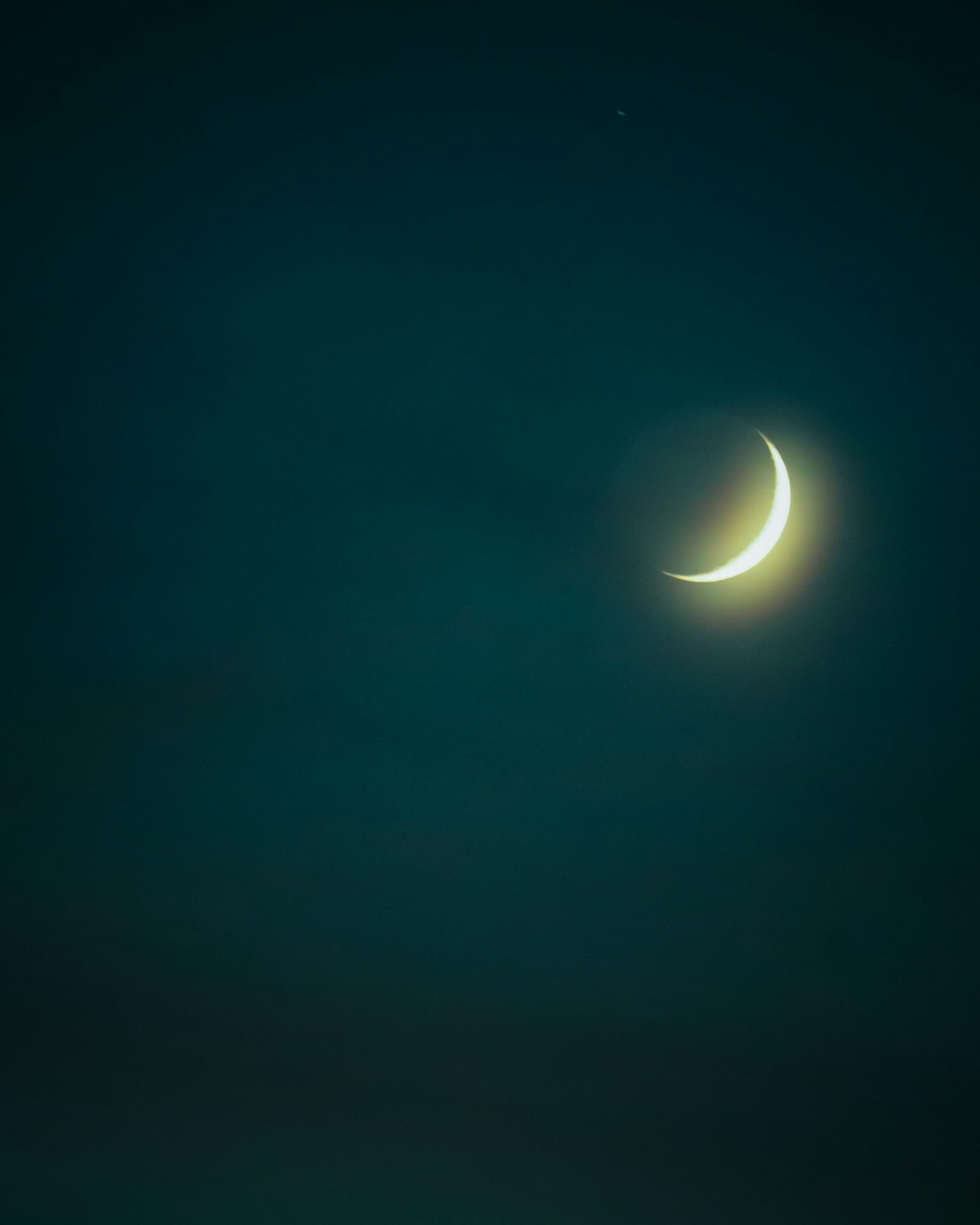 Bulan sabit bersinar di langit biru gelap
