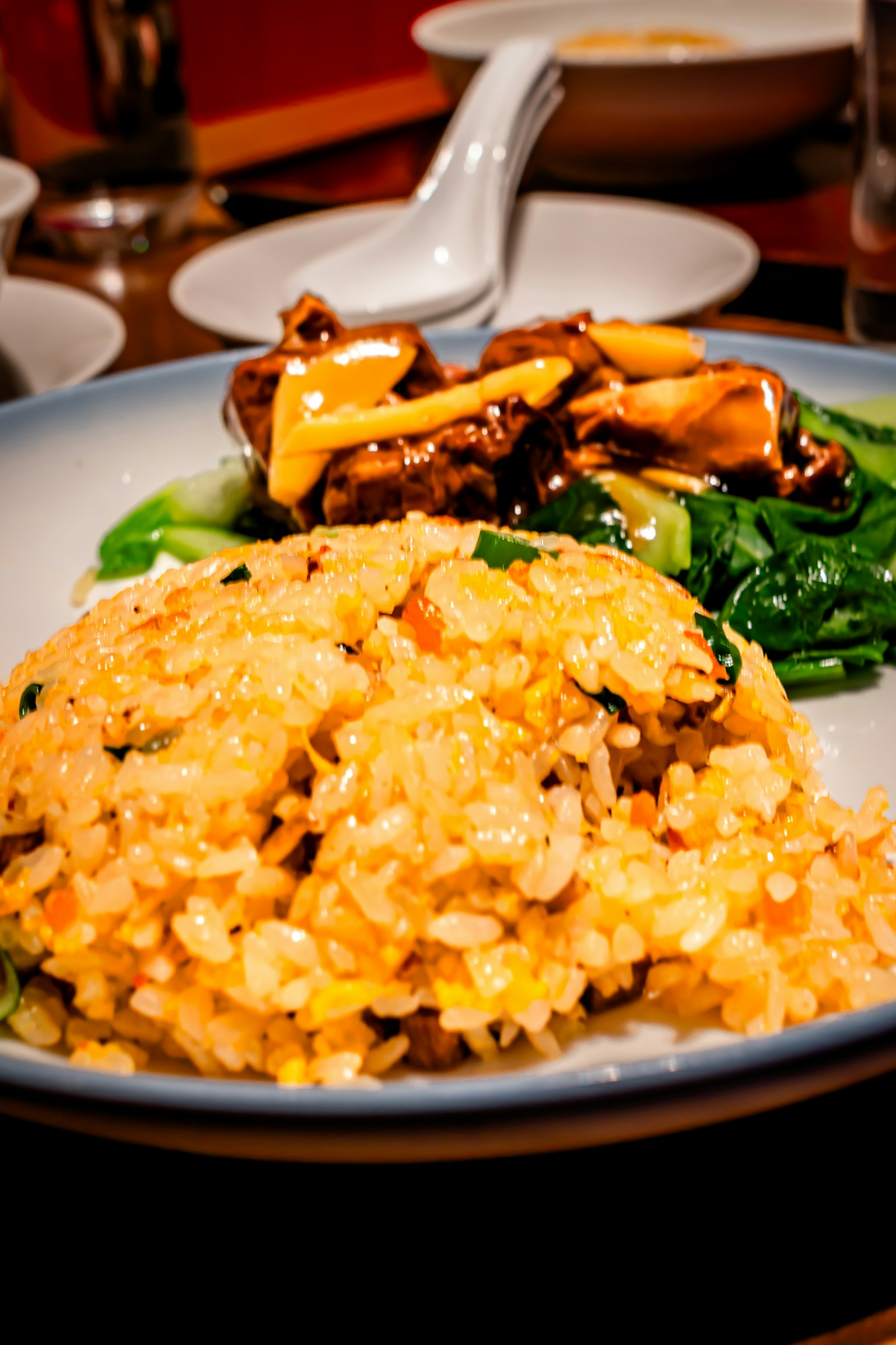 美味的炒饭配绿叶蔬菜和美味肉类