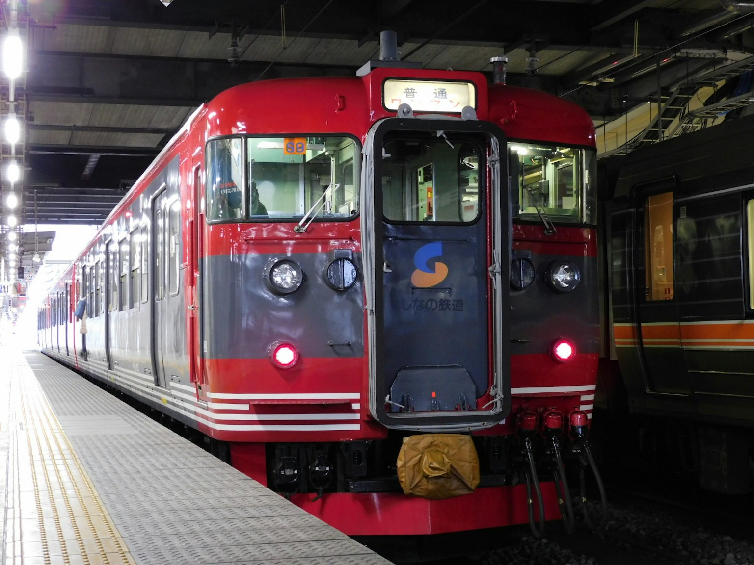 รถไฟสีแดงจอดอยู่ที่สถานี