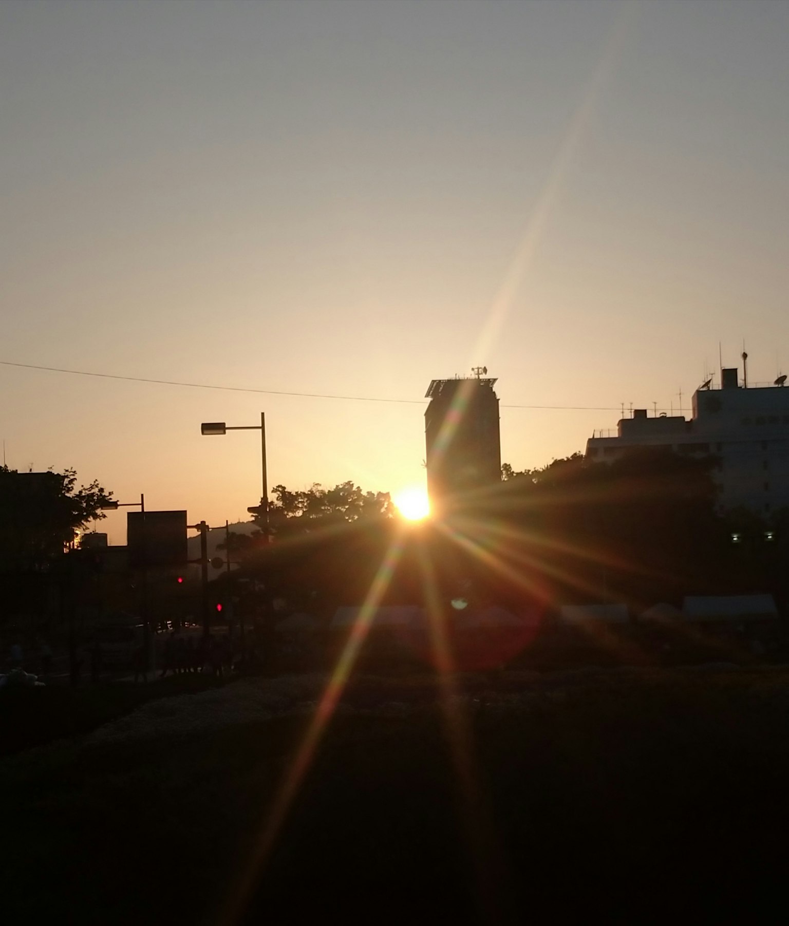 เงาของอาคารที่มีแสงแดดลอดผ่านในยามพระอาทิตย์ตก