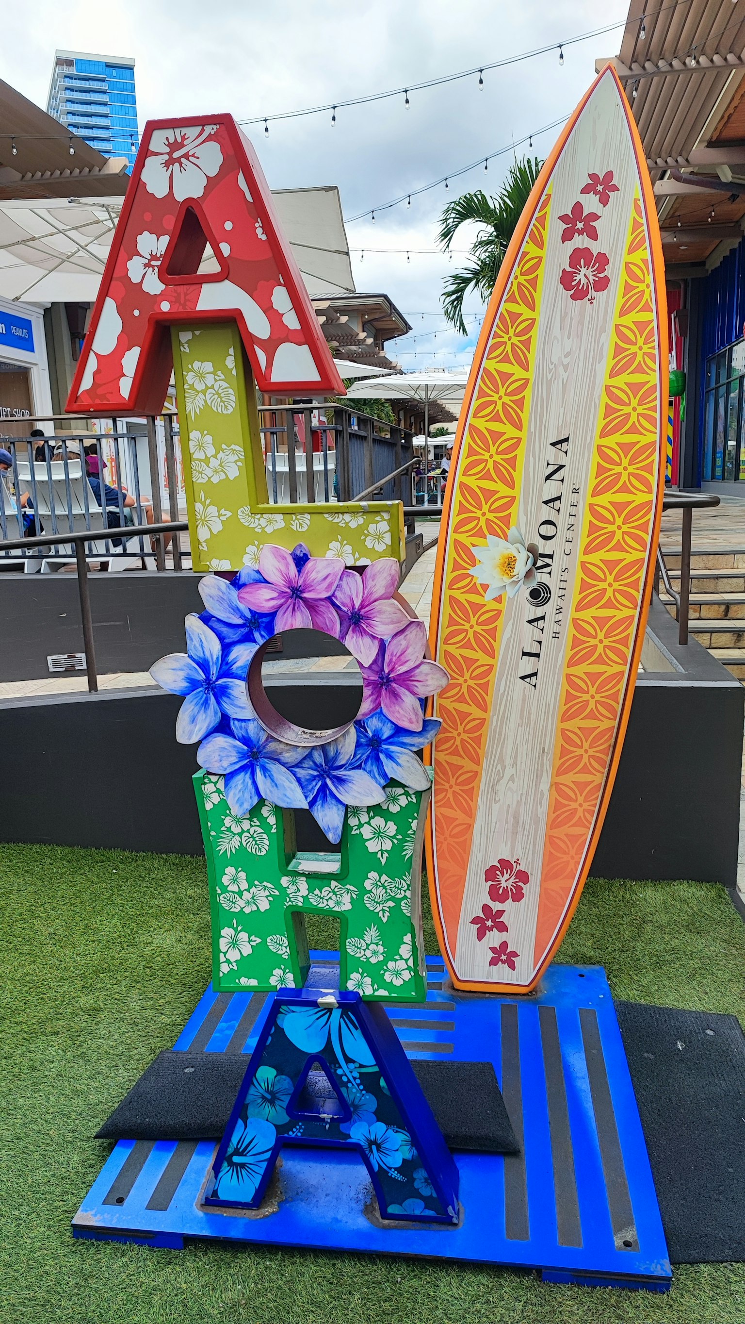 Signe coloré 'Aloha' hawaïen avec une décoration de planche de surf