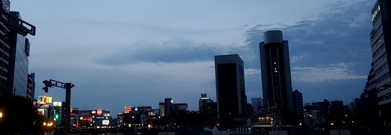 バス窓からの夕暮れの街並み