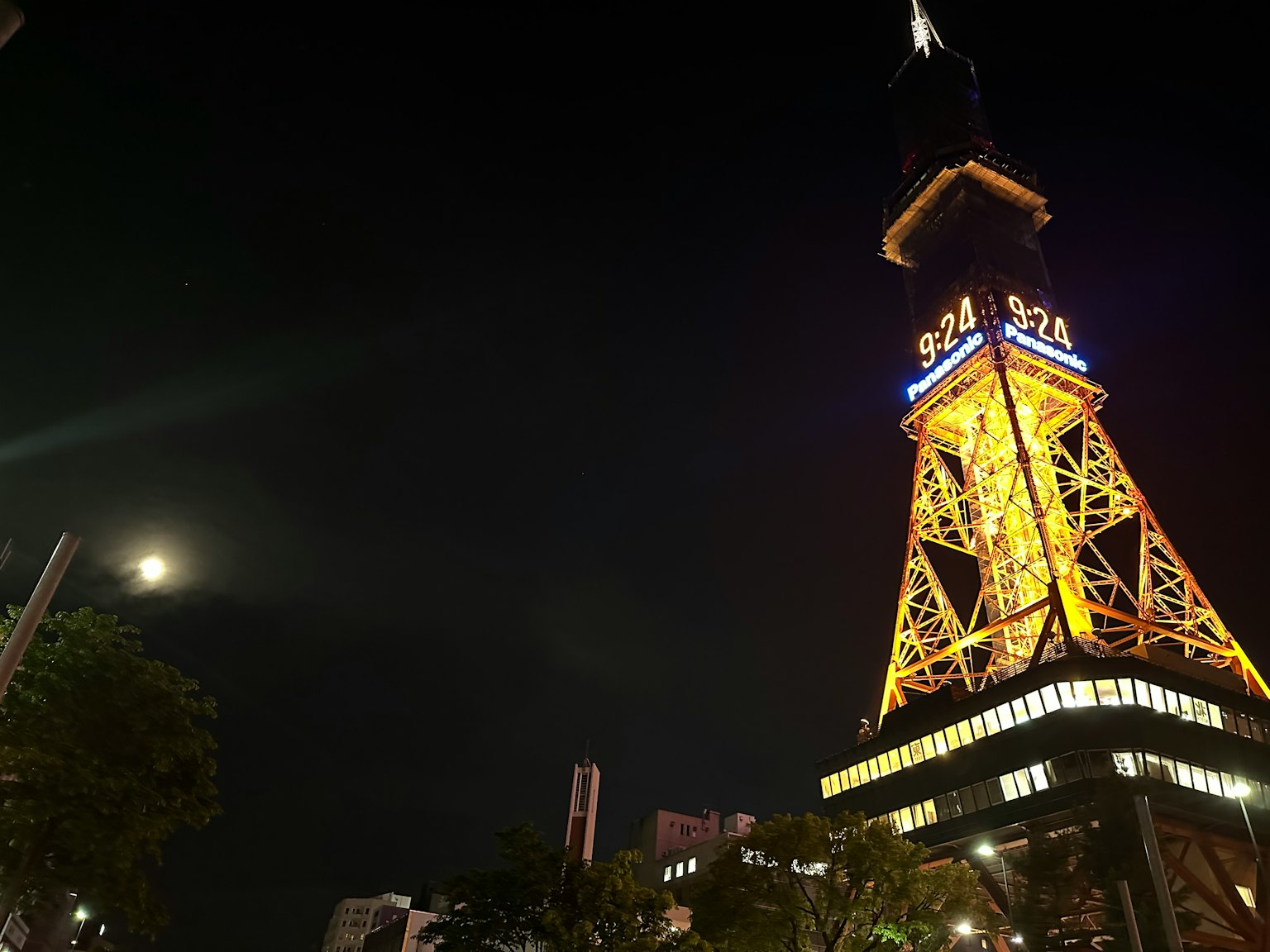 夜间灯光照亮的电视塔美丽景观