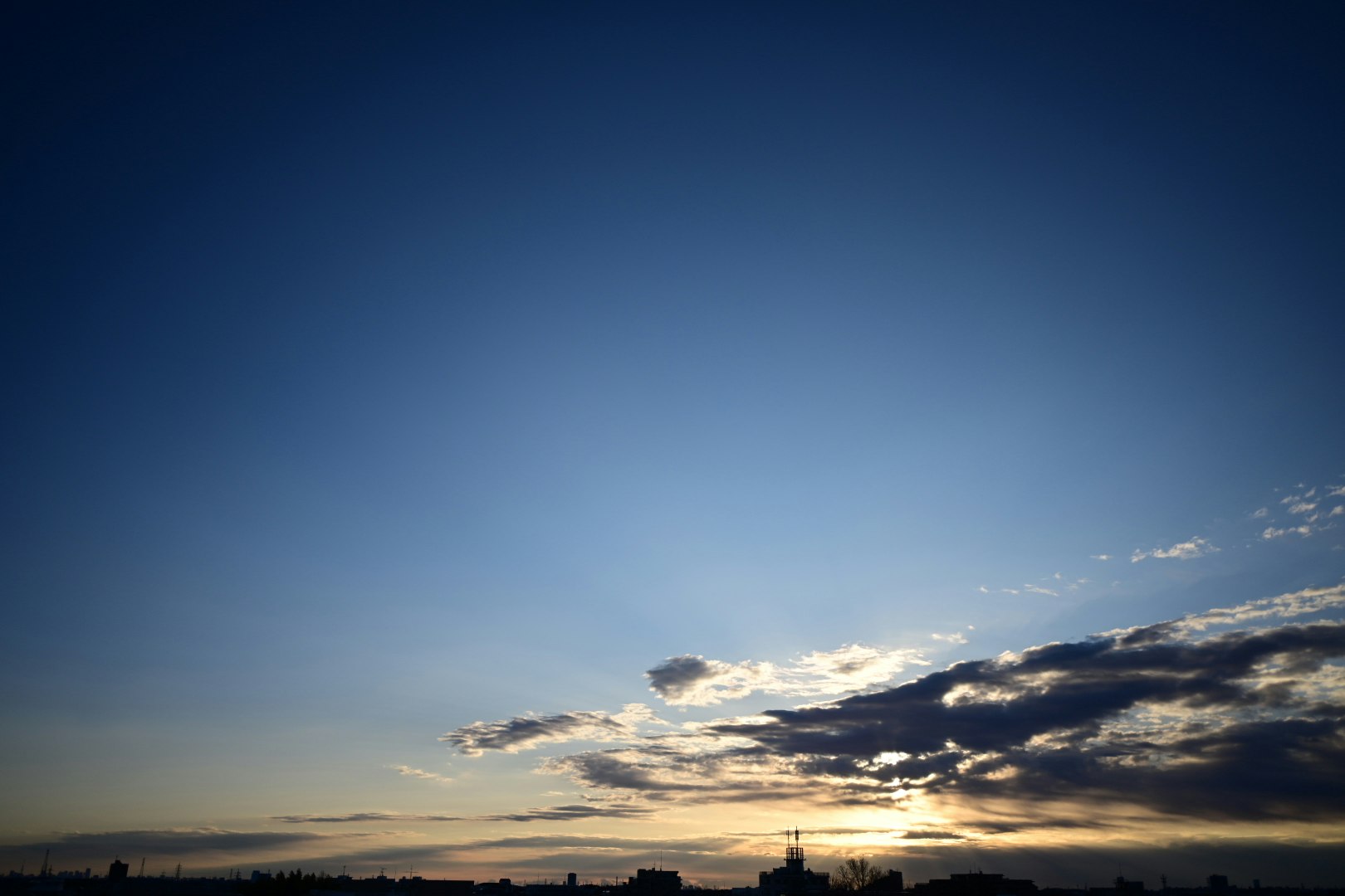 朝の空に広がる雲と青空