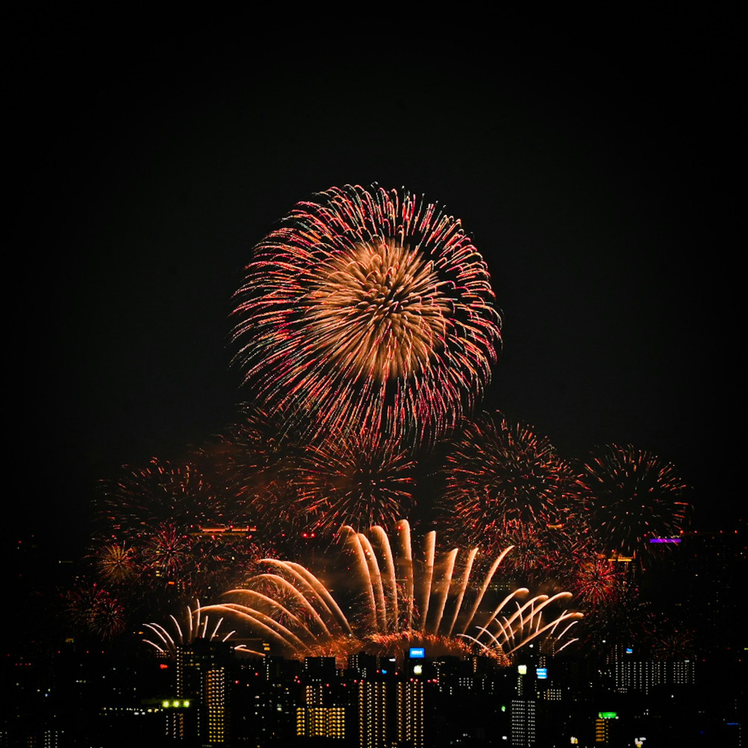 Un spectacle éblouissant de feux d'artifice colorés éclairant le ciel nocturne