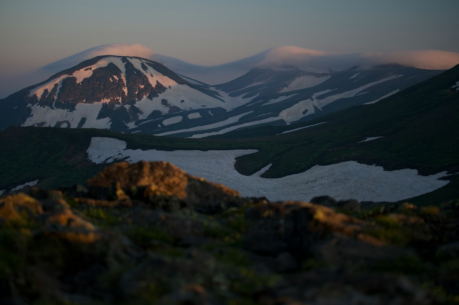 Paysage de montagnes enneigées et d'un lac tranquille