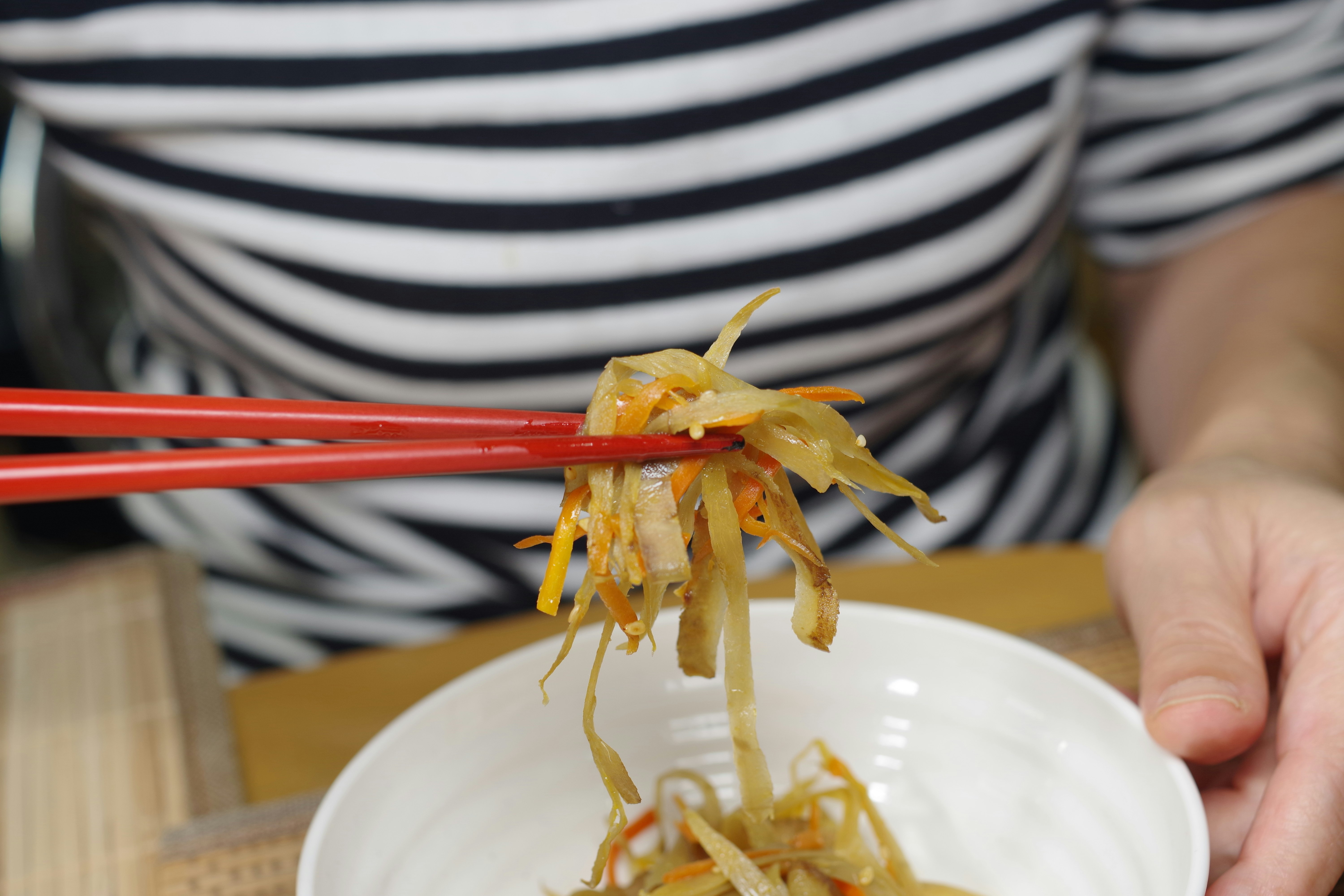 筷子夹起切丝沙拉蔬菜