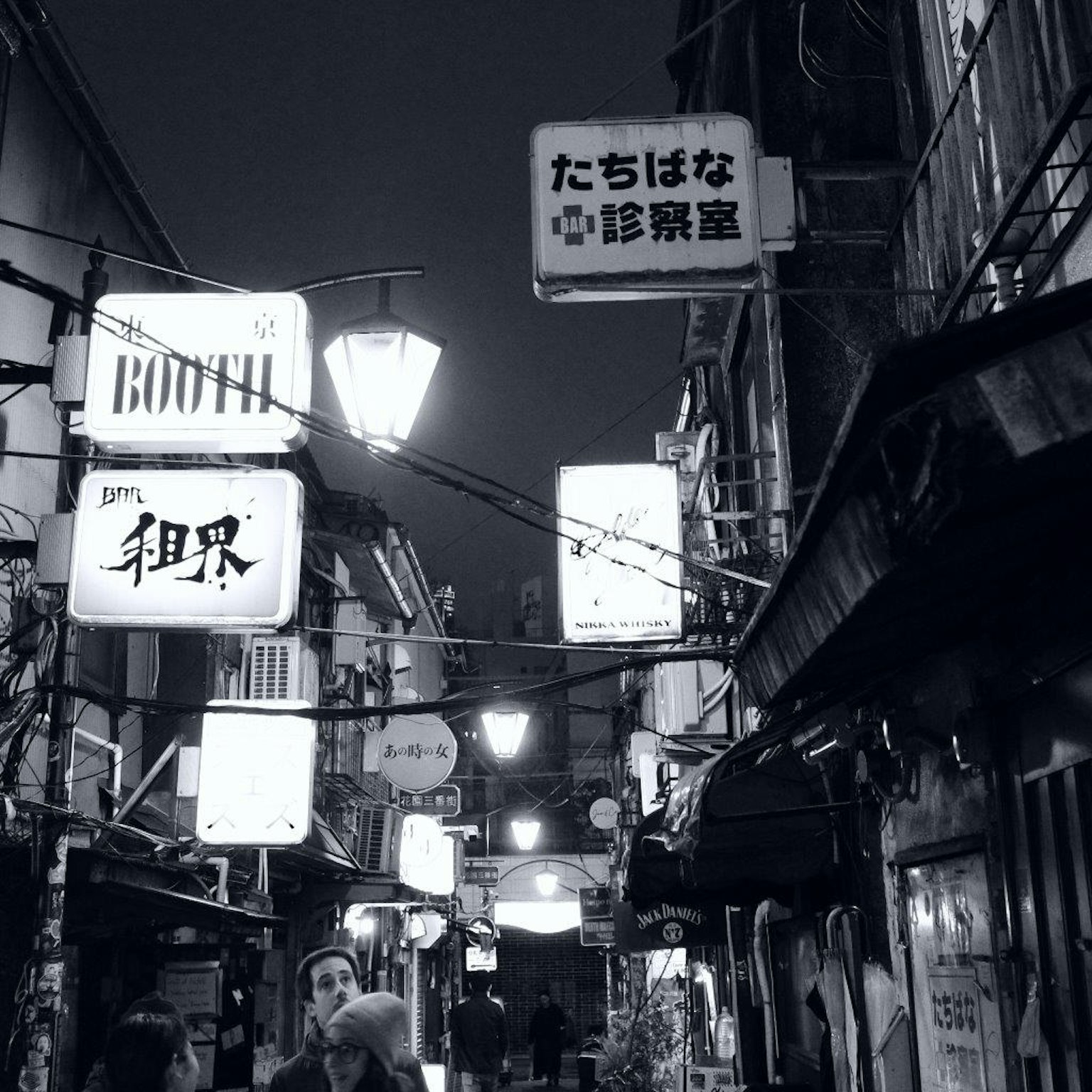 夜晚街景展示餐馆招牌和路人