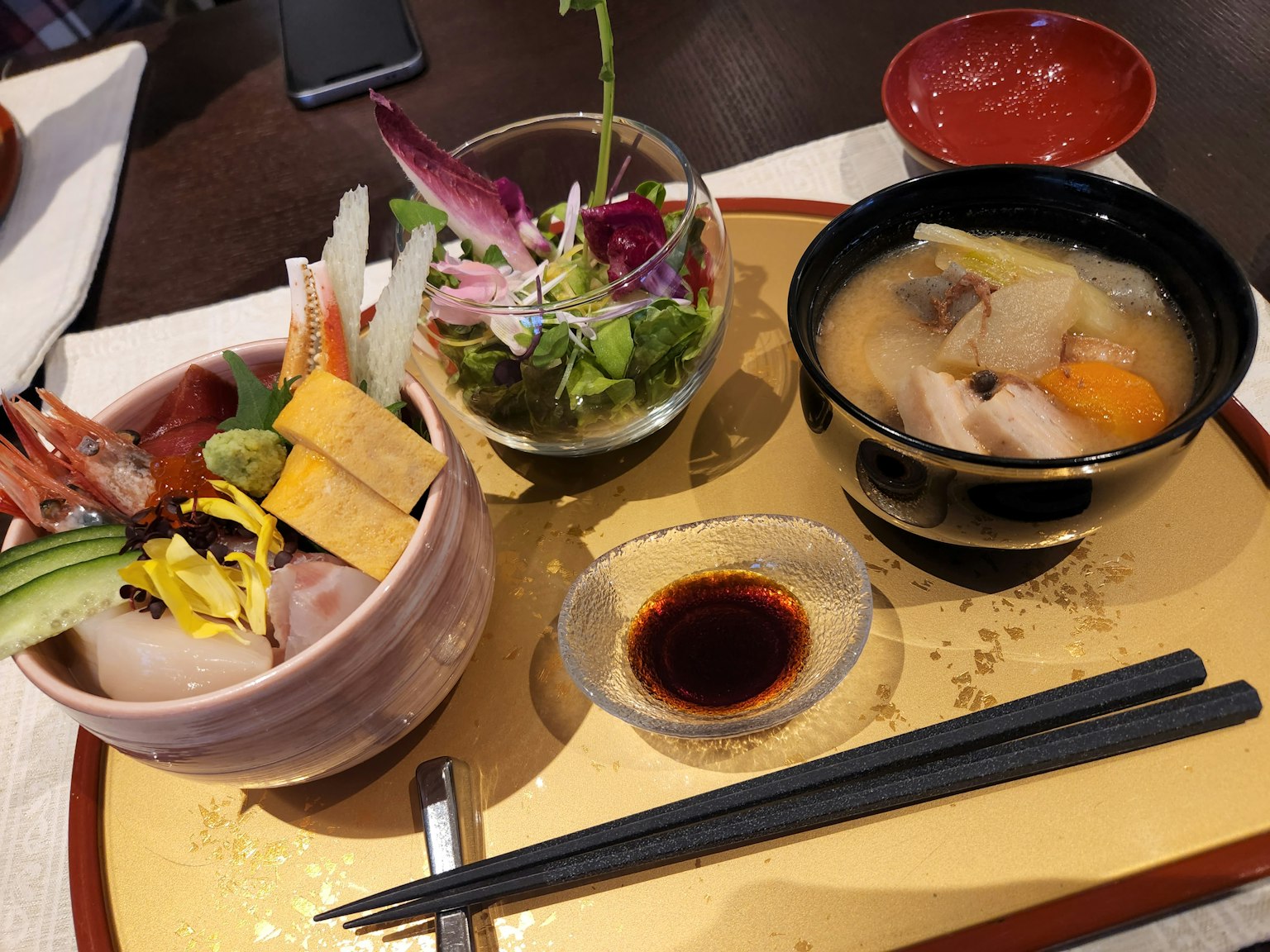 Japanisches Gericht mit Sashimi-Schale Salat und Miso-Suppe
