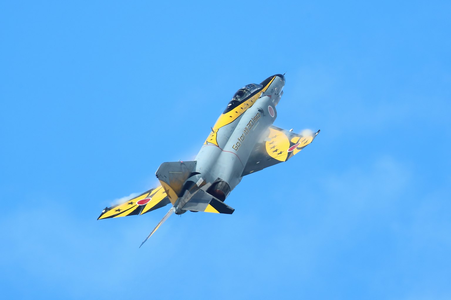 Immagine di un aereo da combattimento che sale contro un cielo blu