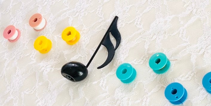 カラフルな音符モチーフの文具と紙
