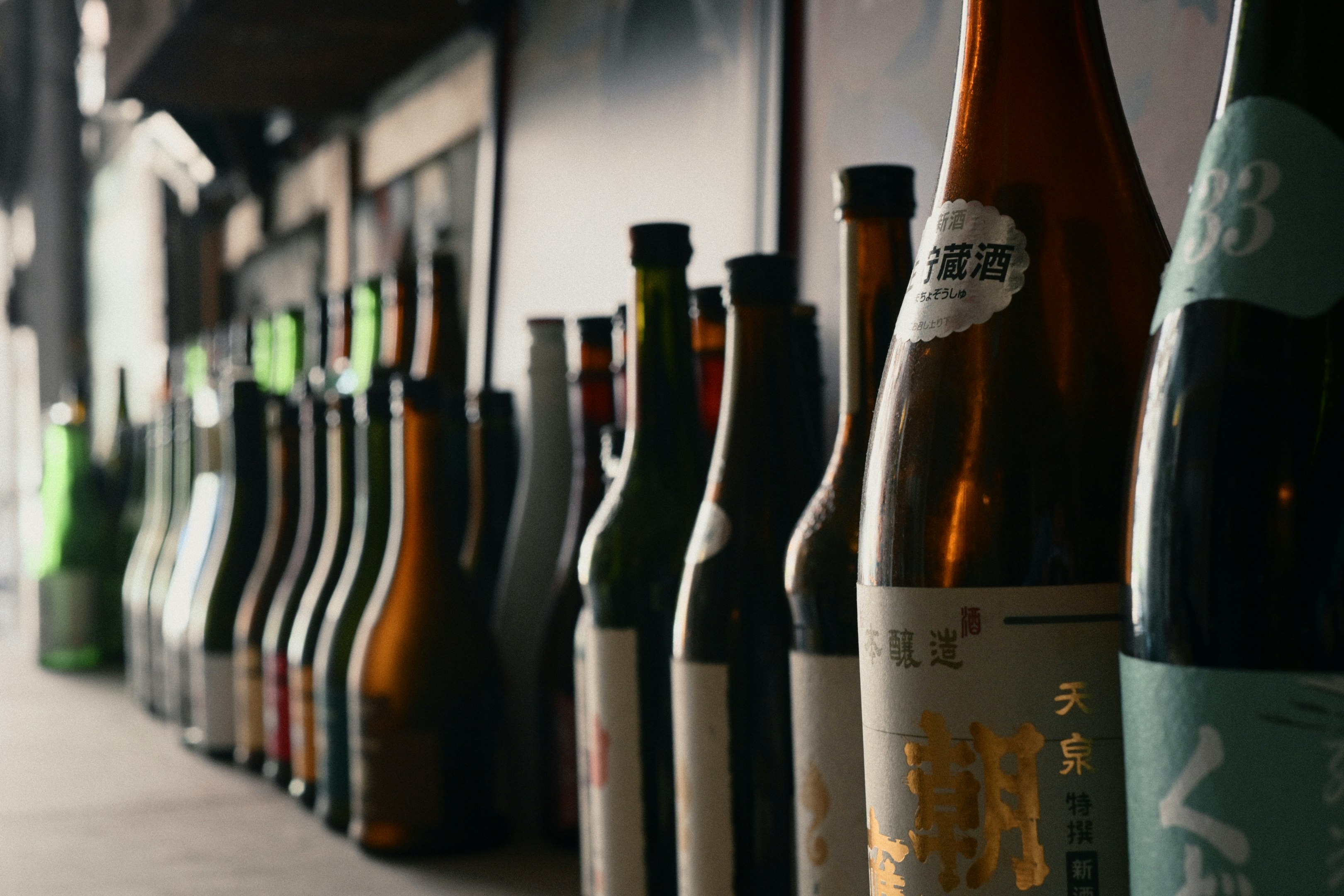 酒瓶が並ぶ細長い棚の店内