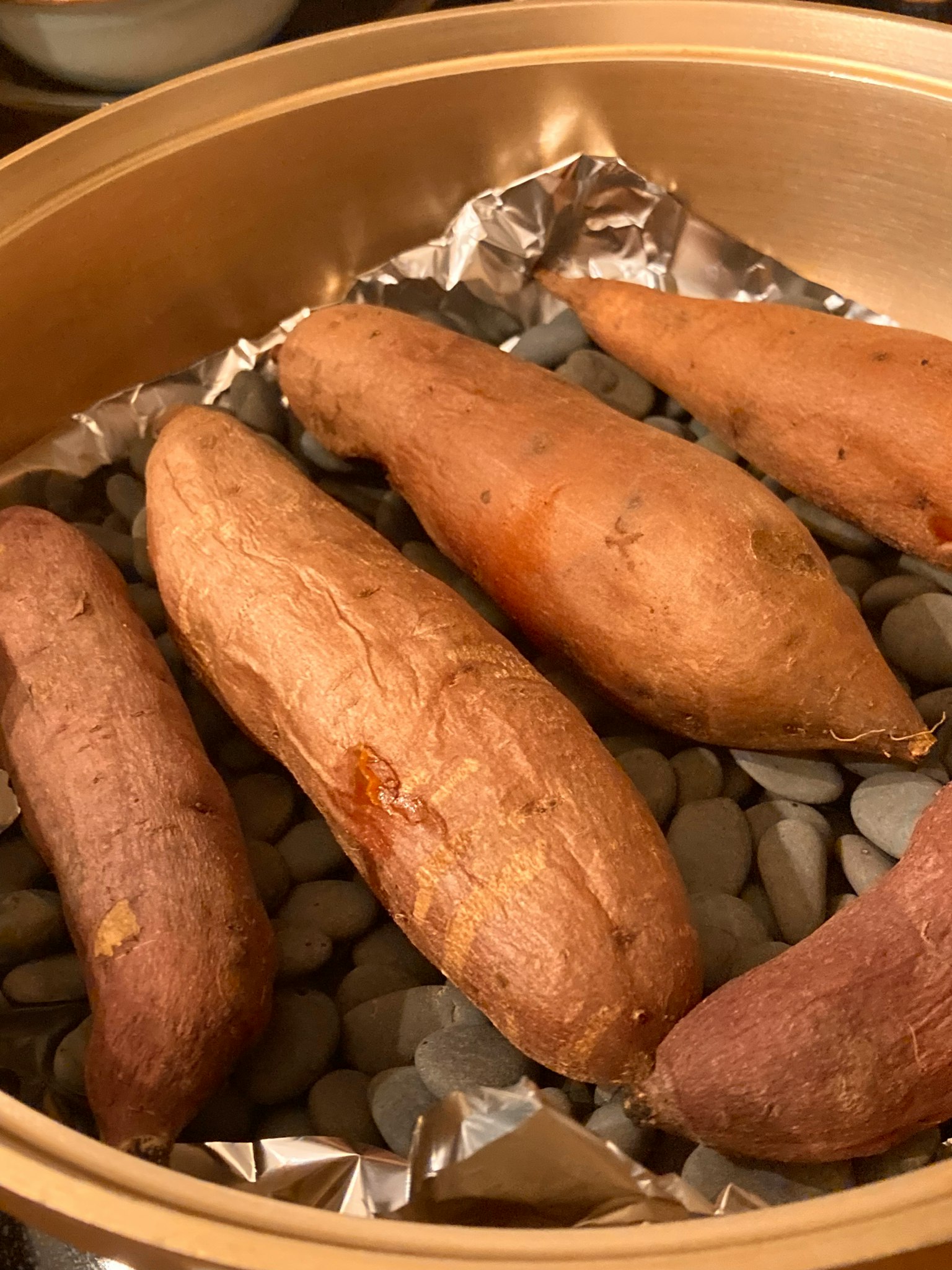 蒸锅中排列的红薯和卵石