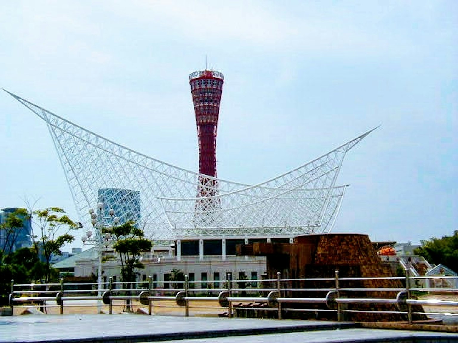 Torre del porto di Kobe e architettura moderna circostante