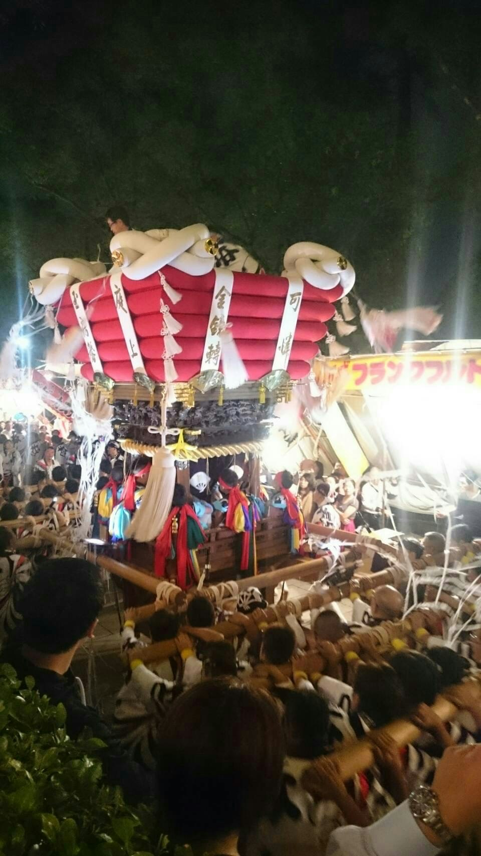 仁徳天皇陵近くの堺の夜祭でふとん太鼓を担ぐ人々の熱気
