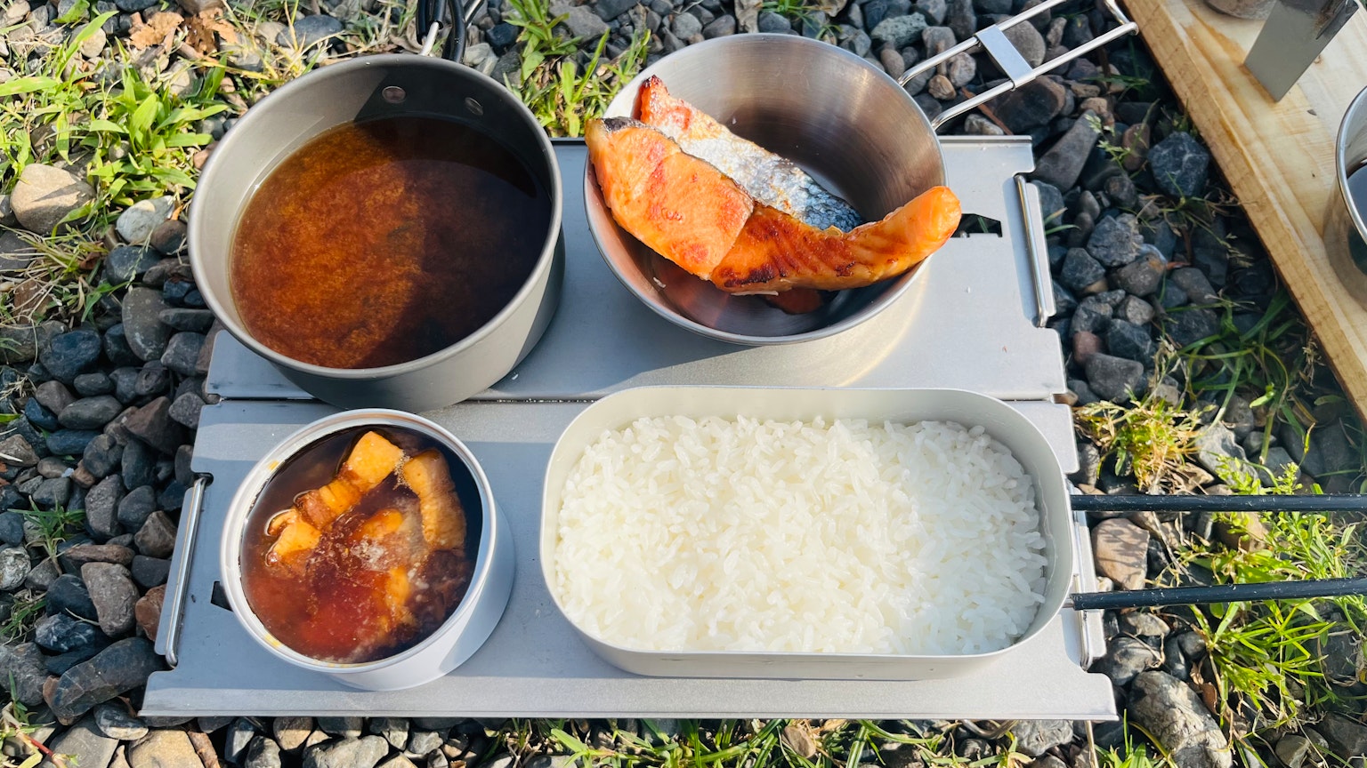 户外烹饪设置，包含白米饭和炖鱼