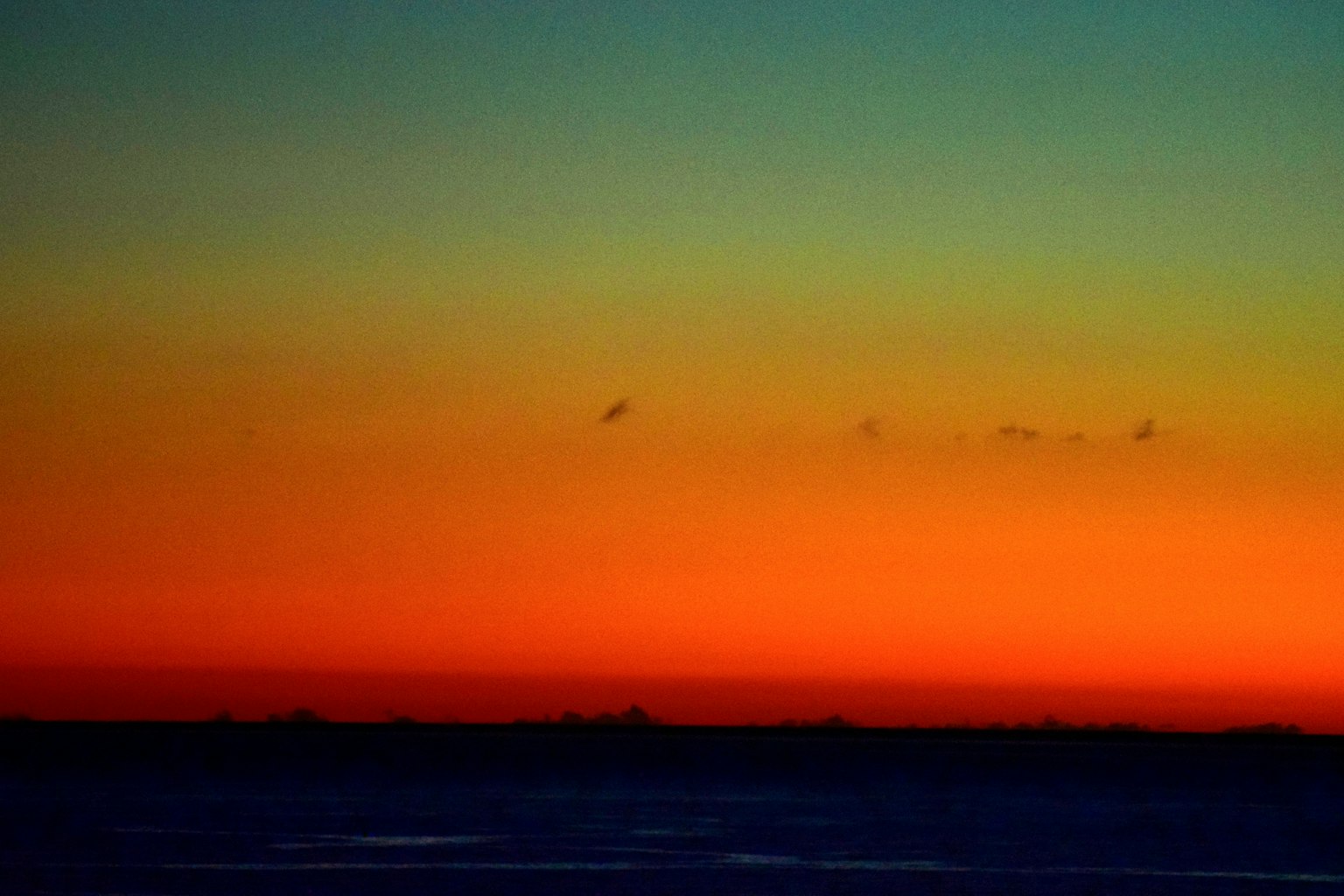 Ciel de coucher de soleil magnifique avec des couleurs dégradées du bleu à l'orange