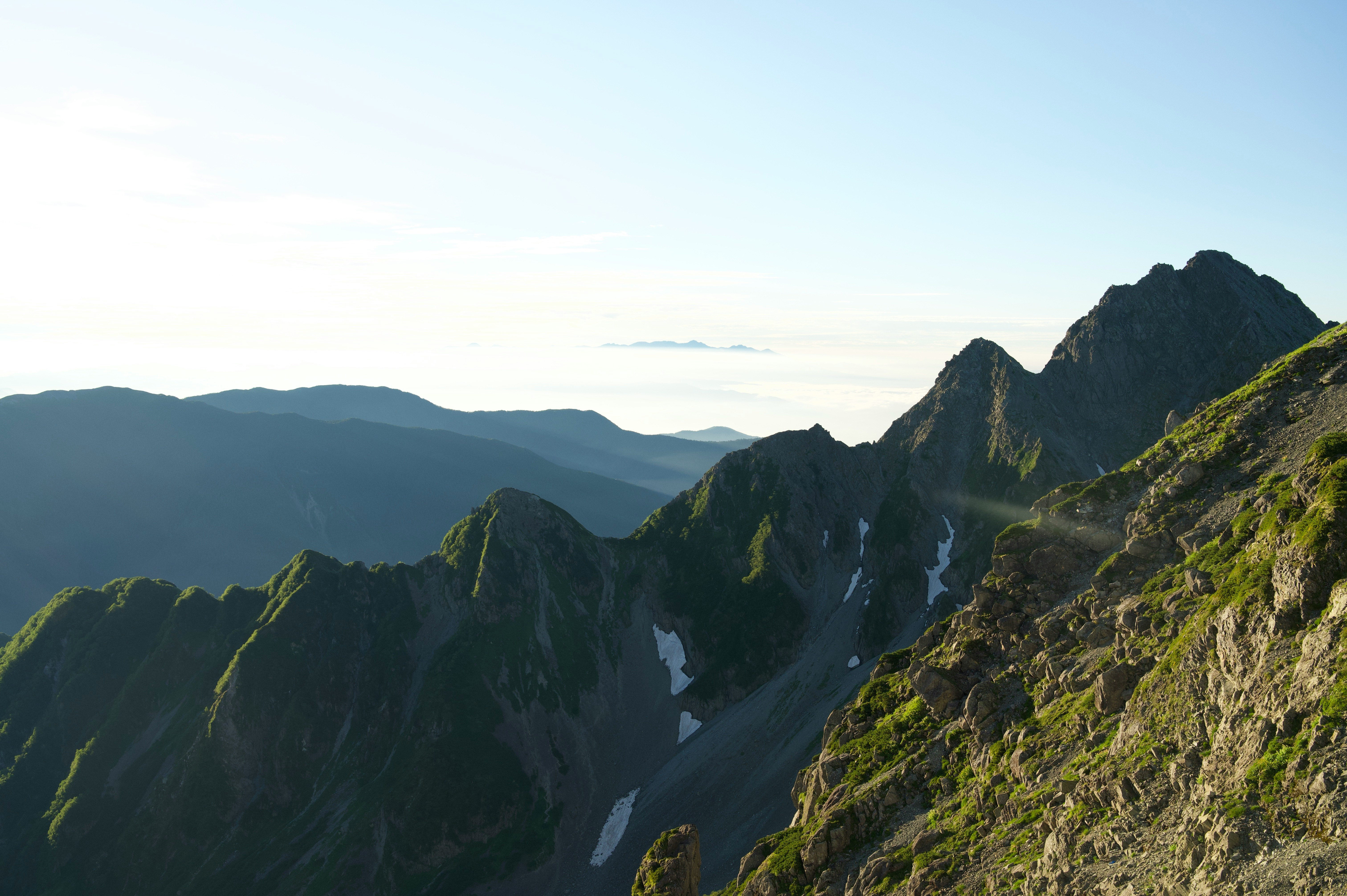 稜線と山並みが広がる山岳風景