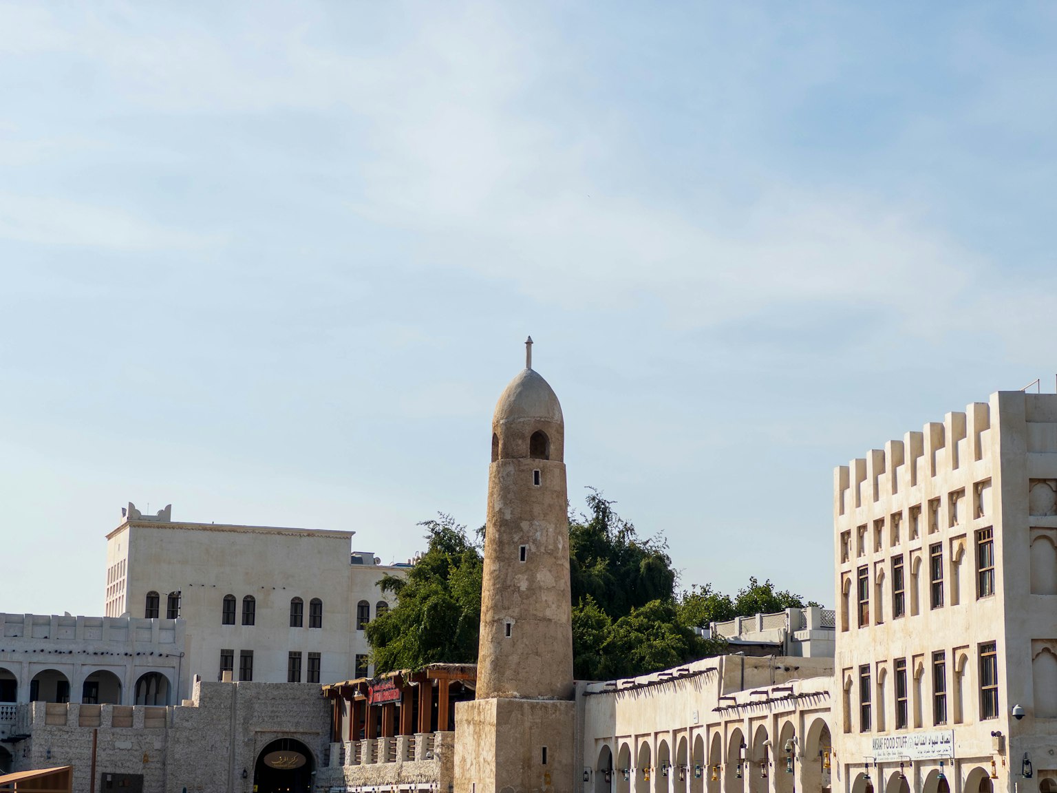 Historische Gebäude mit einem markanten Glockenturm