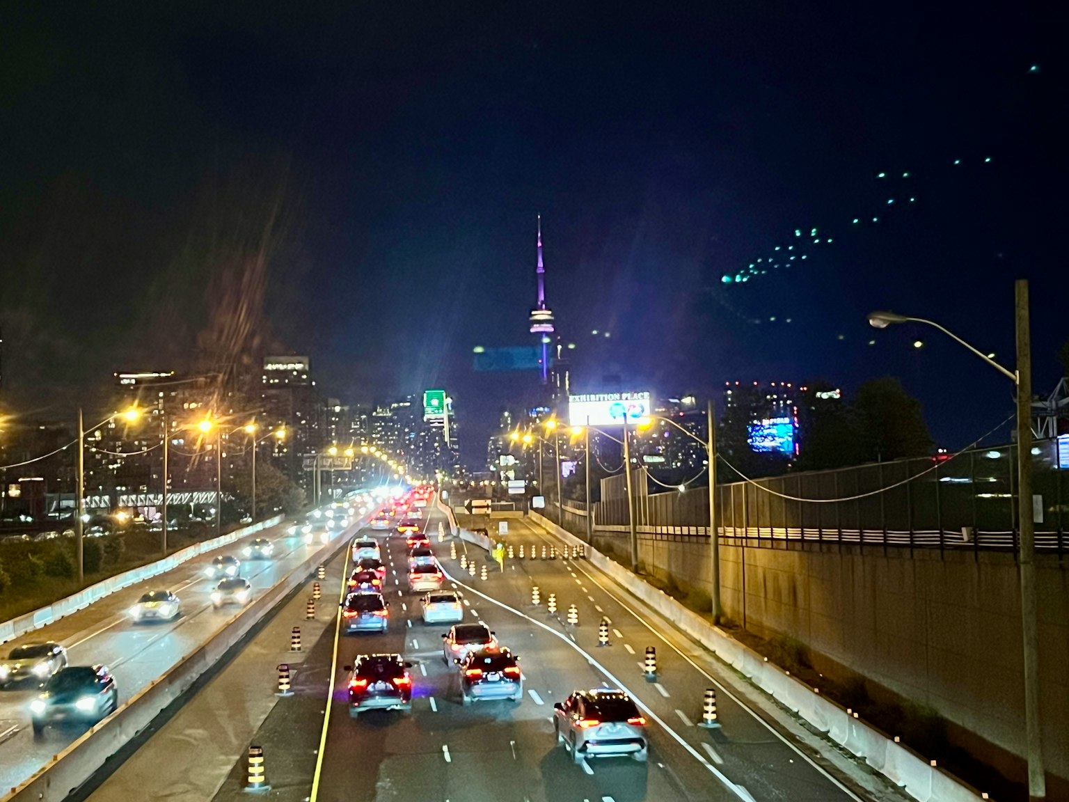Khung cảnh ban đêm của đường cao tốc Toronto với CN Tower ở phía xa