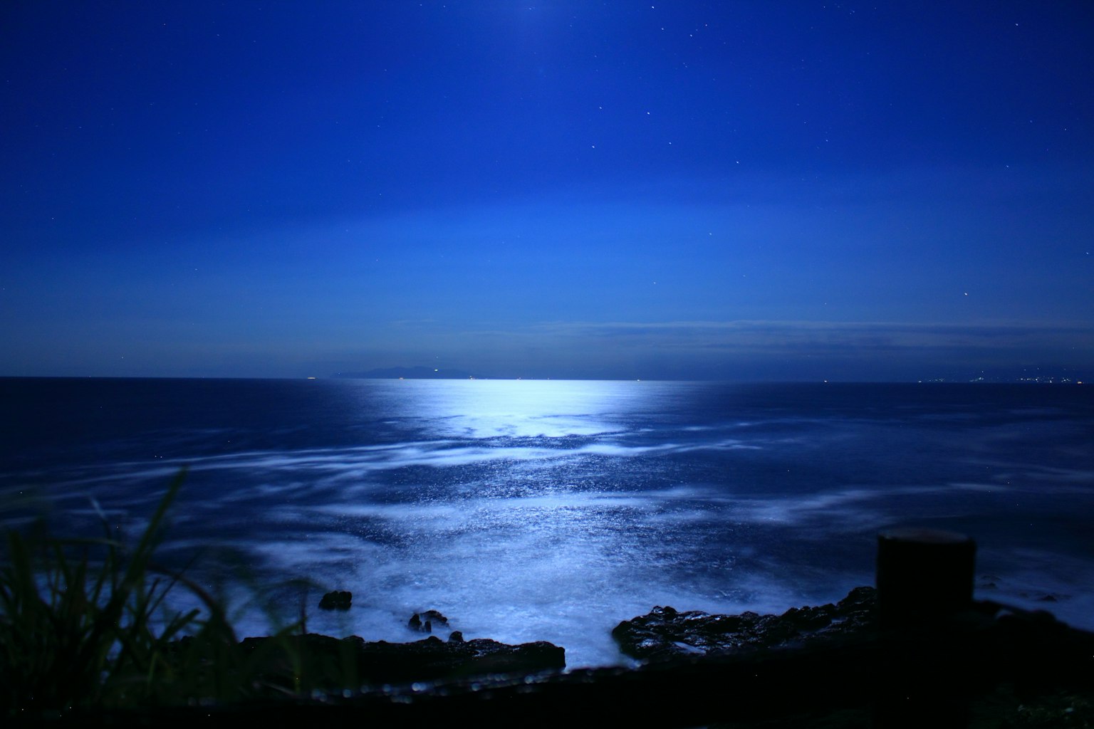 美丽的夜晚海洋场景，月光在水面上反射