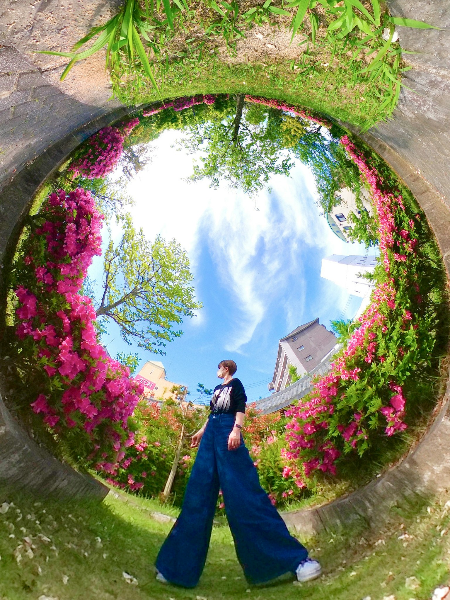 全身像的人在五彩繽紛的花園中