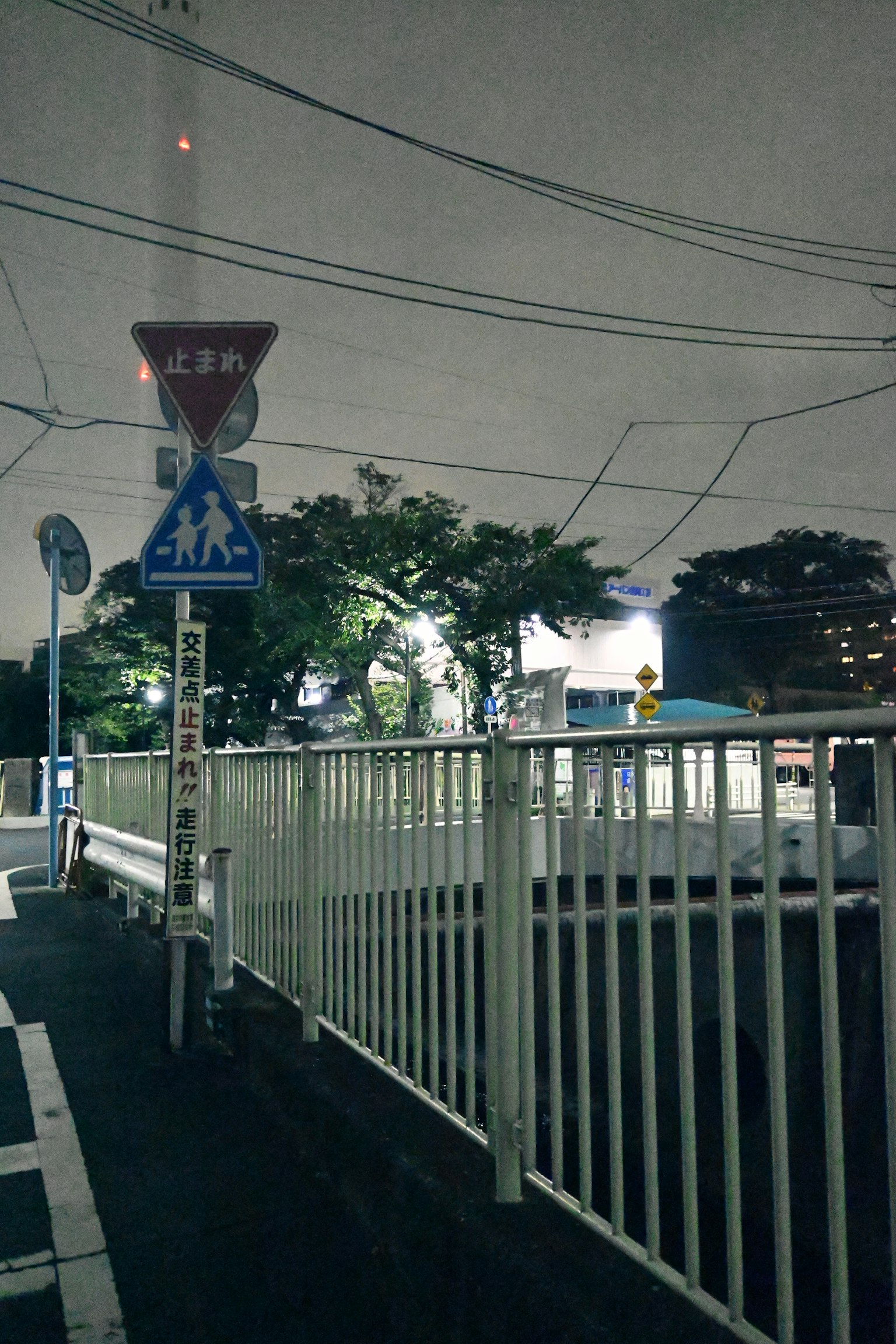 夜间街角的交通标志和围栏