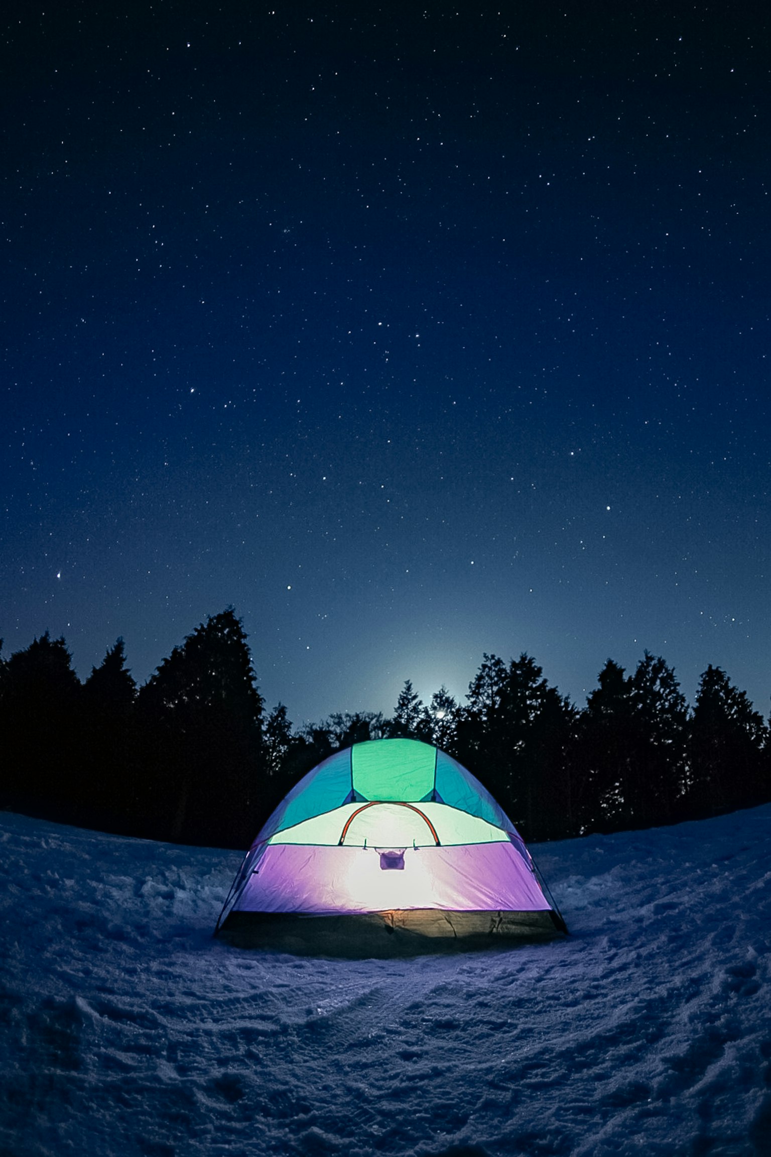 雪地上的彩色帐篷和星空