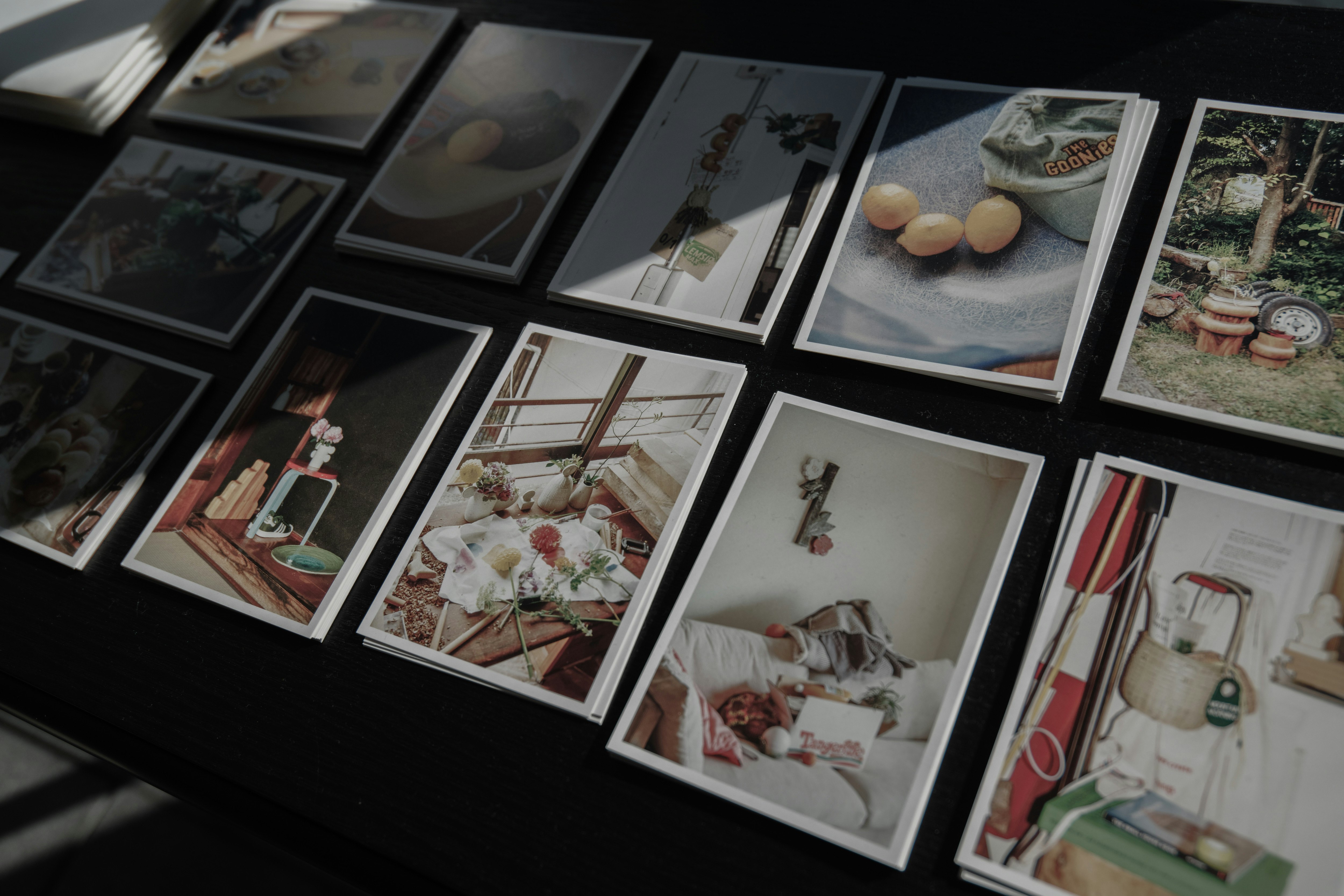 展示台に並ぶ米や藁のしめ縄職人作品の写真