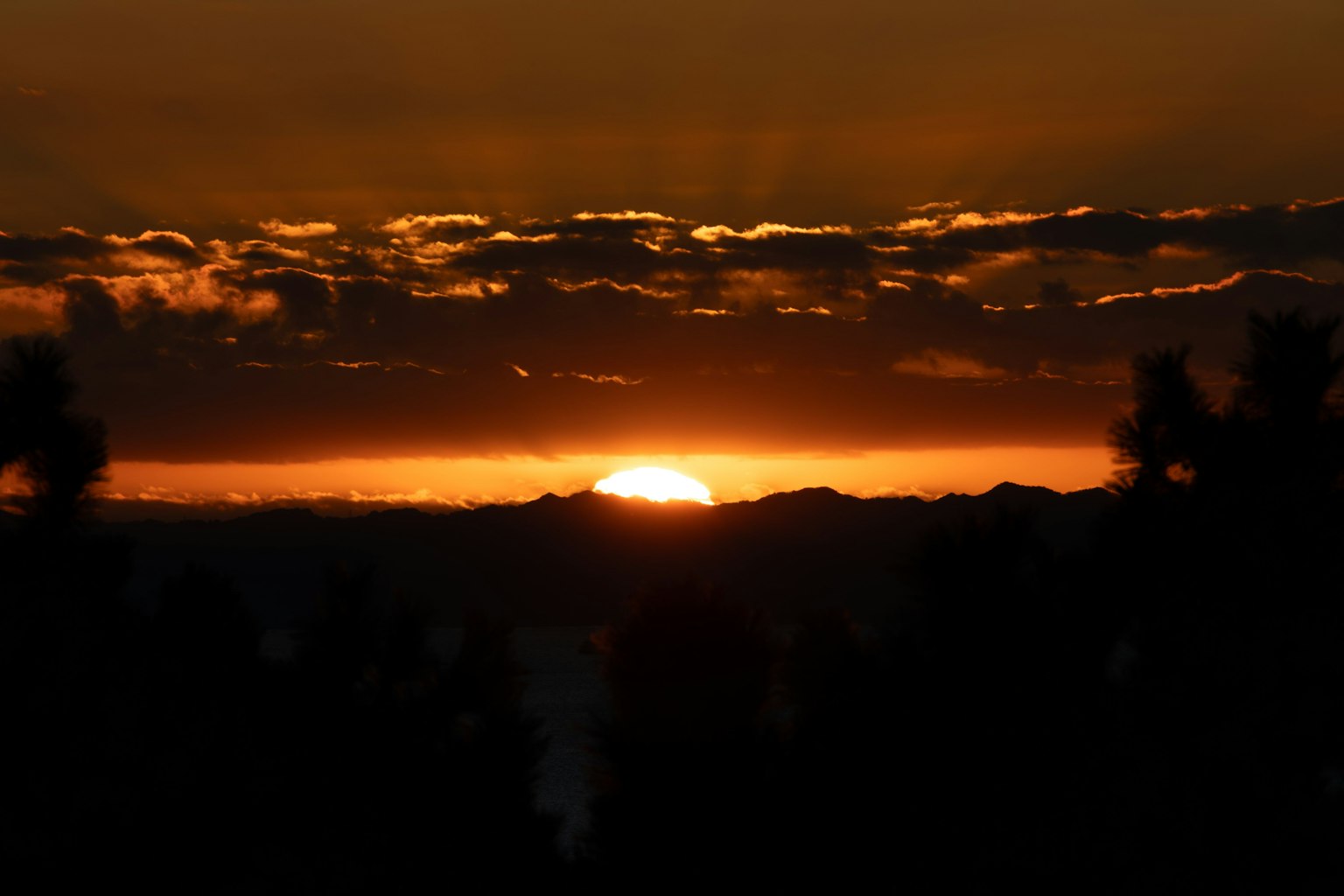 Bellissimo tramonto che sorge tra le montagne