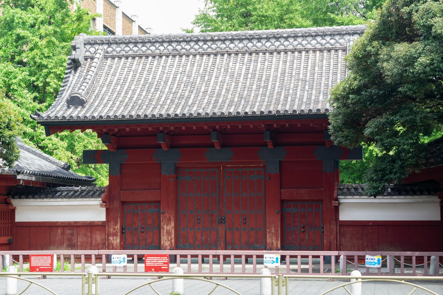 전통 일본식 문과 기와 지붕을 가진 건물 외관